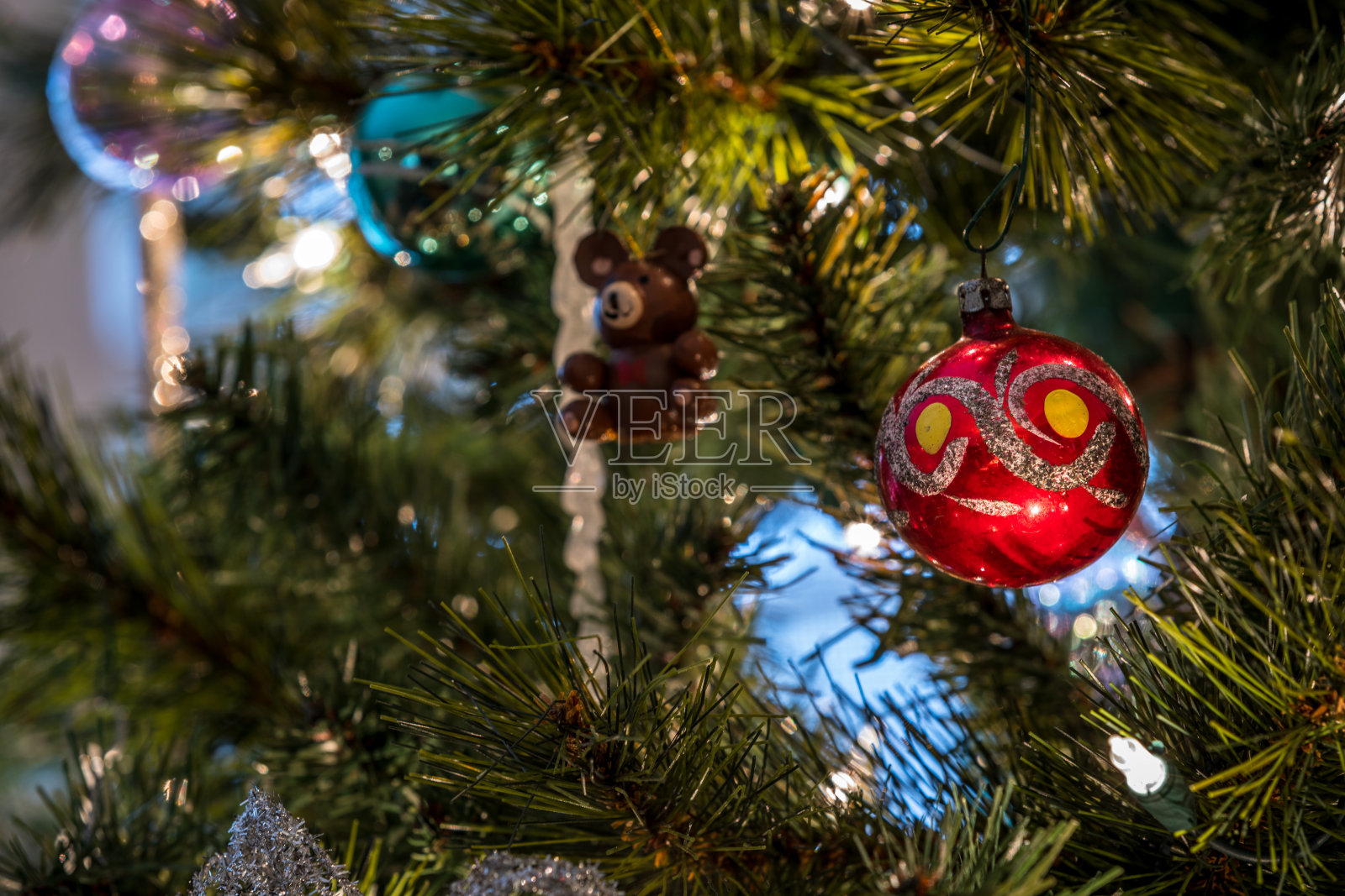 美丽多彩的圣诞树装饰。照片摄影图片