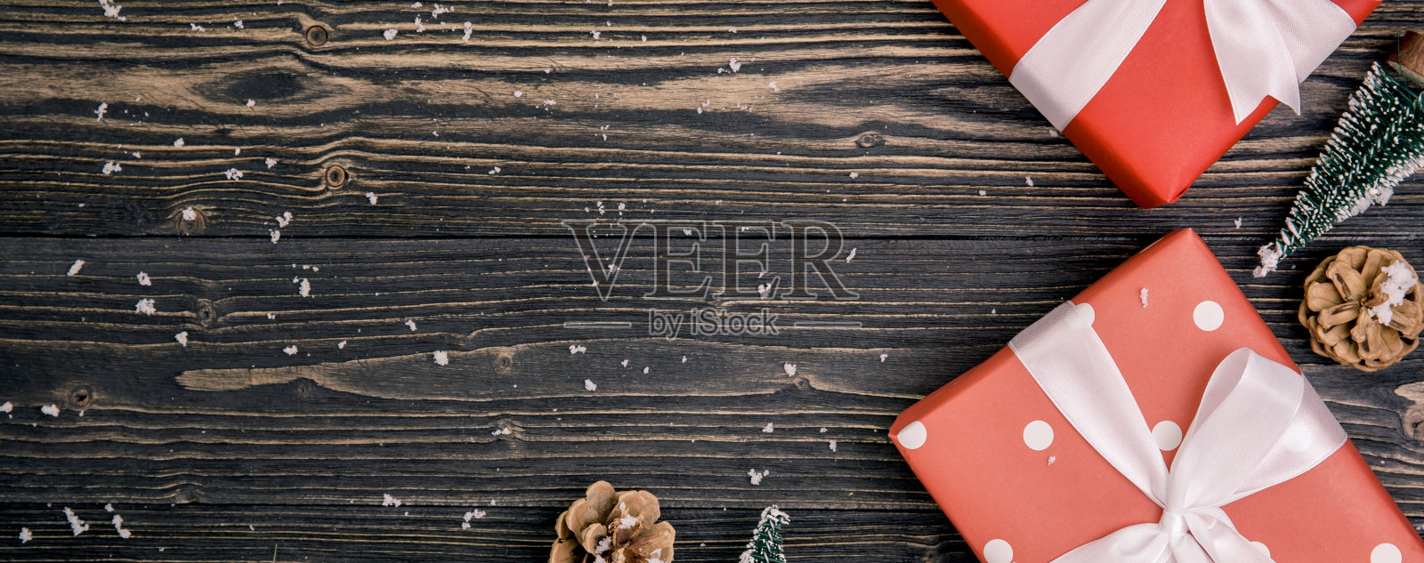 圣诞假日组成与红色礼盒装饰在木制背景，新年和圣诞节或周年与礼物在季节木桌子上，俯视图或平lay，横幅网站。照片摄影图片