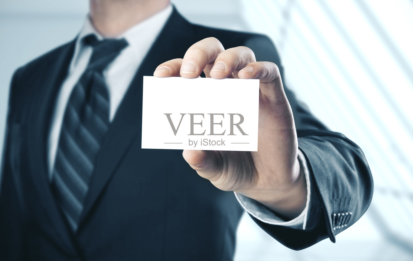 拿着一张空白名片的商人照片摄影图片