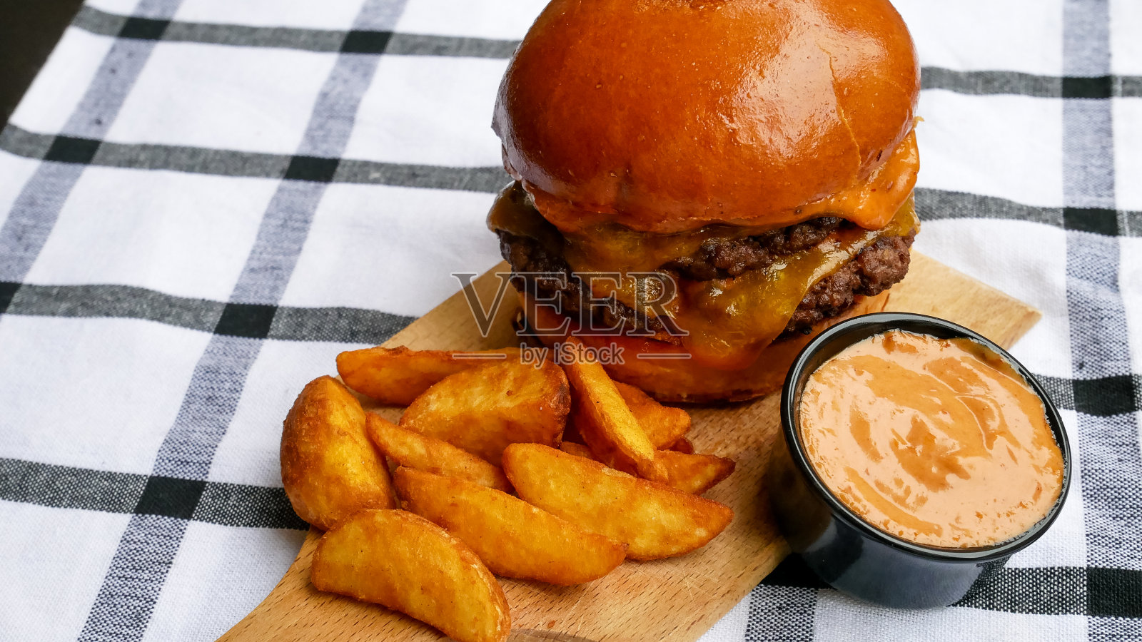 桌上放着肉汉堡和薯条照片摄影图片