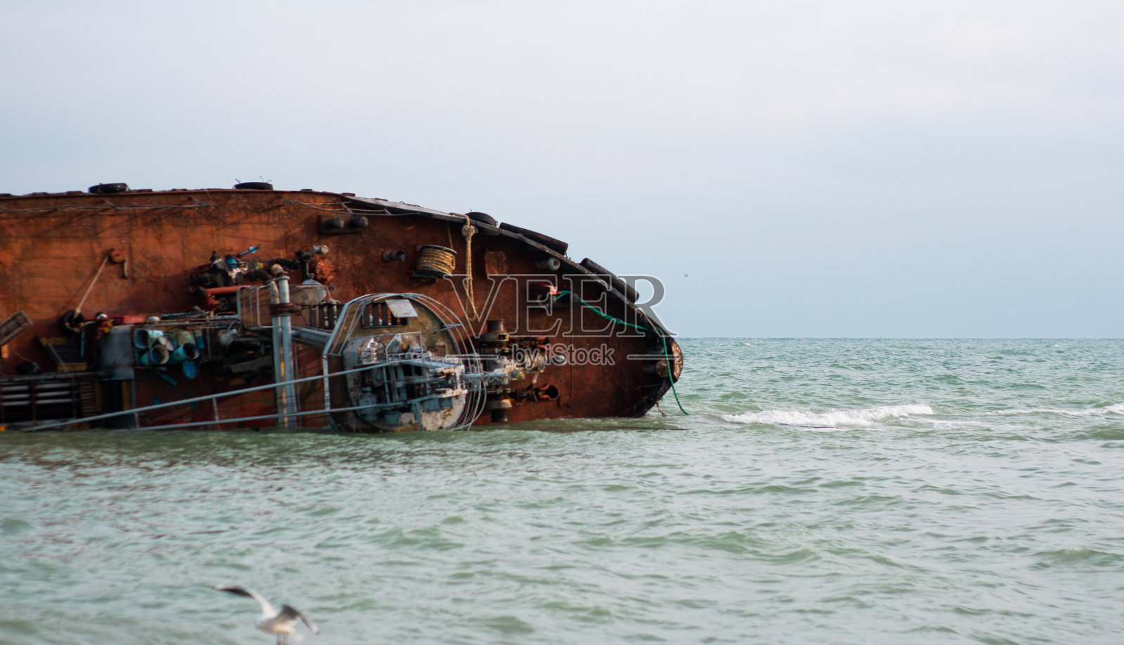 生态灾难。油轮撞了岸。海洋石油污染照片摄影图片
