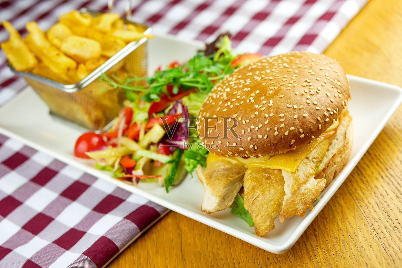 桌上放着肉汉堡和薯条照片摄影图片