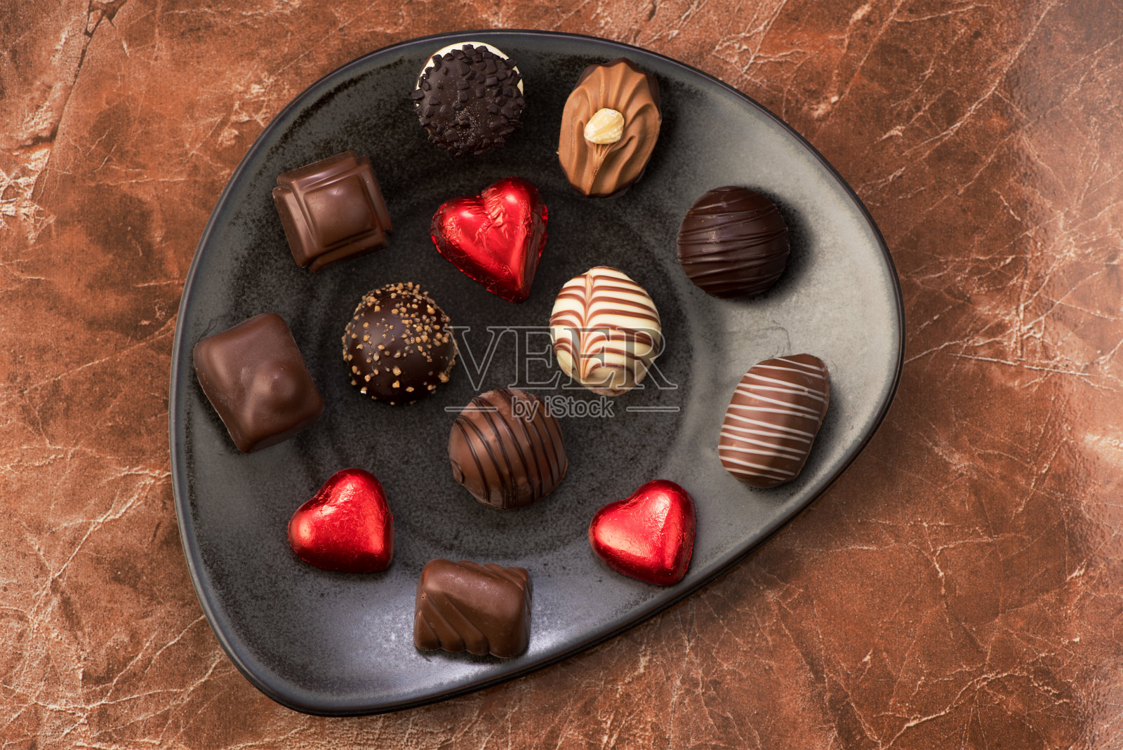 装在盘子里的巧克力糖果照片摄影图片