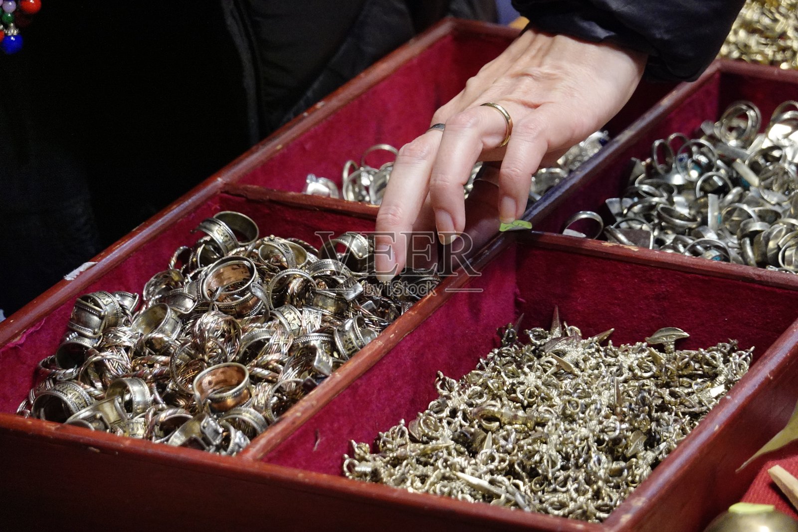 在跳蚤市场挑选珠宝照片摄影图片