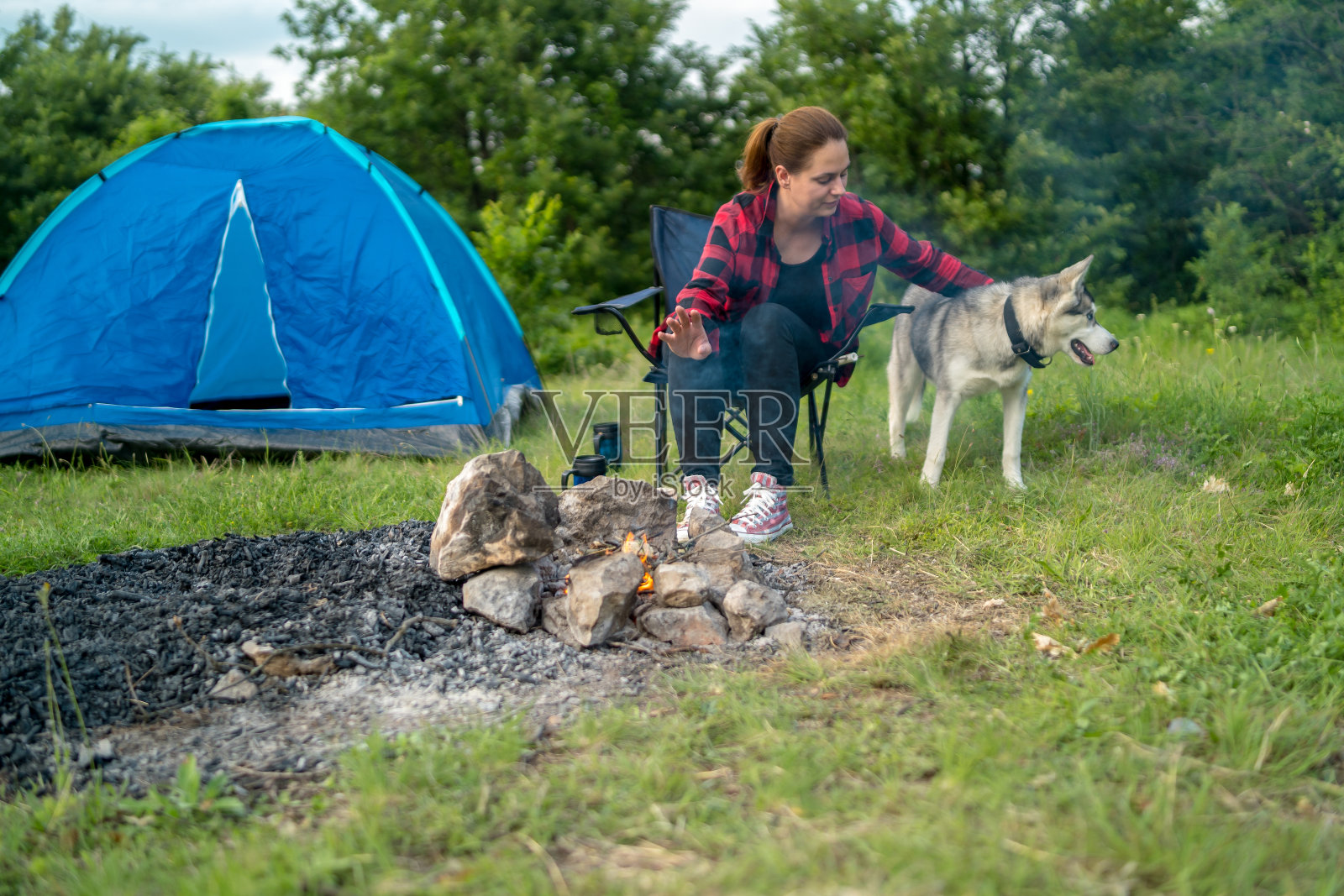 年轻女孩在烤架上准备食物照片摄影图片
