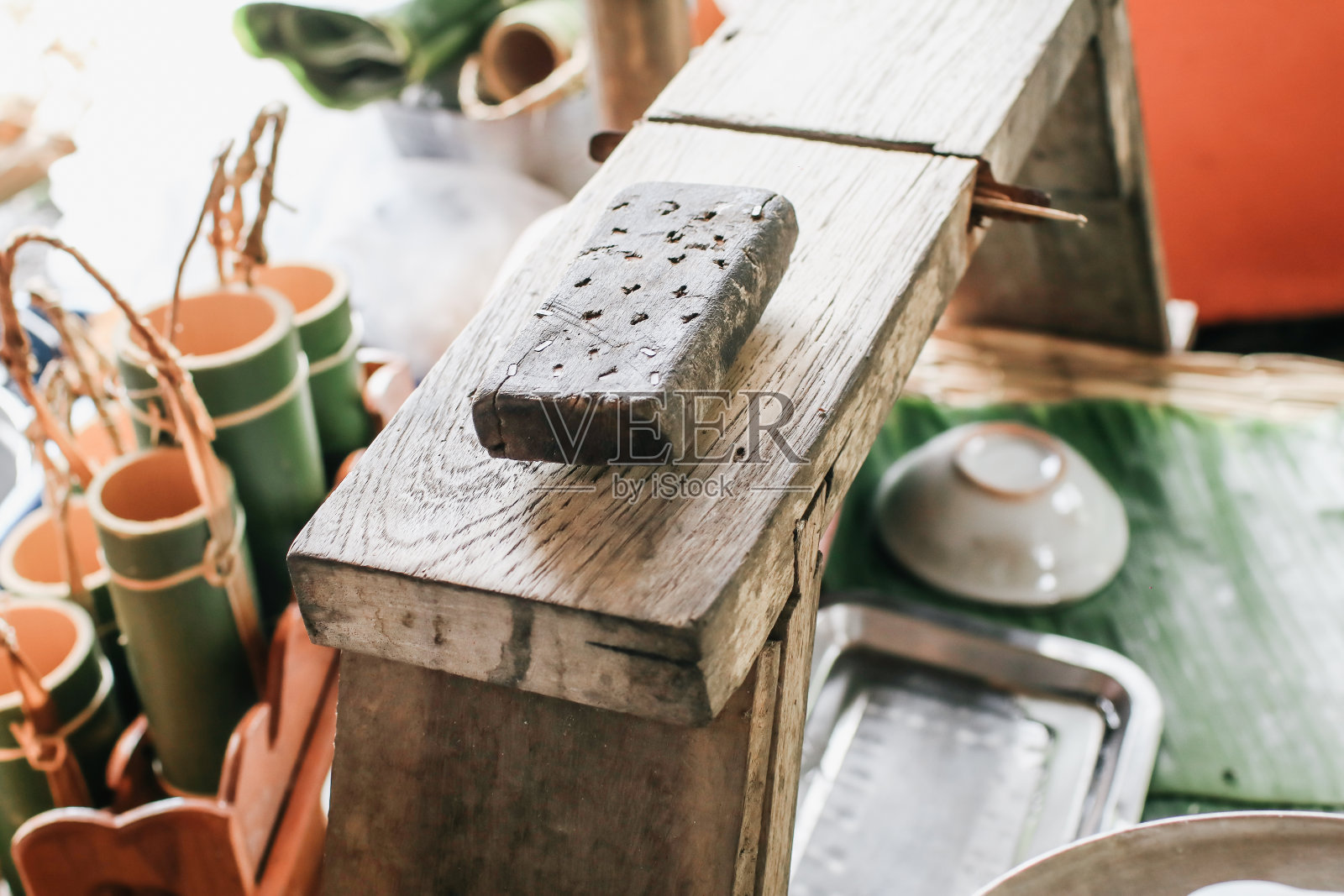 室内跳蚤市场上出售的各种古董。陈列着许多有趣的旧物待售。照片摄影图片
