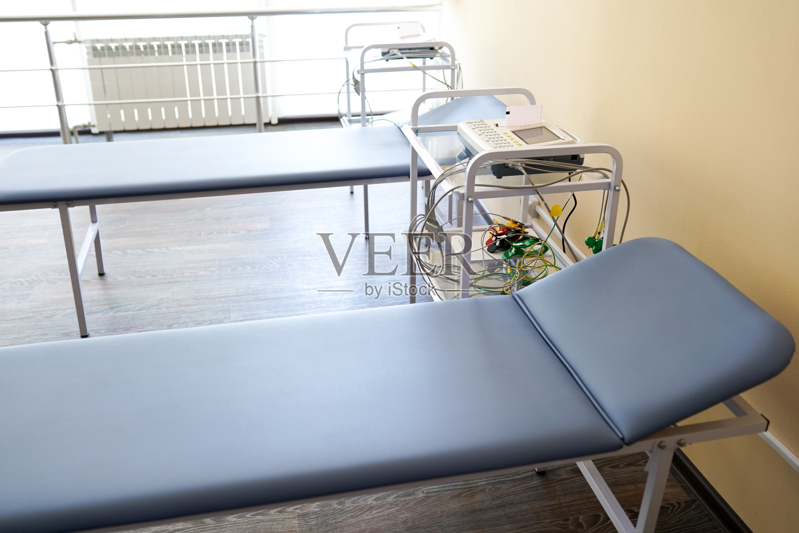 医院里有病床和医疗设备的病房照片摄影图片