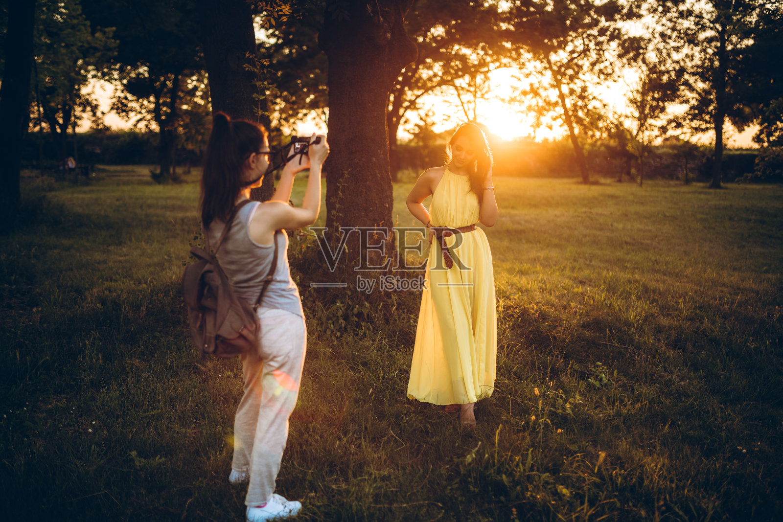 日落时穿着漂亮衣服的女人照片摄影图片