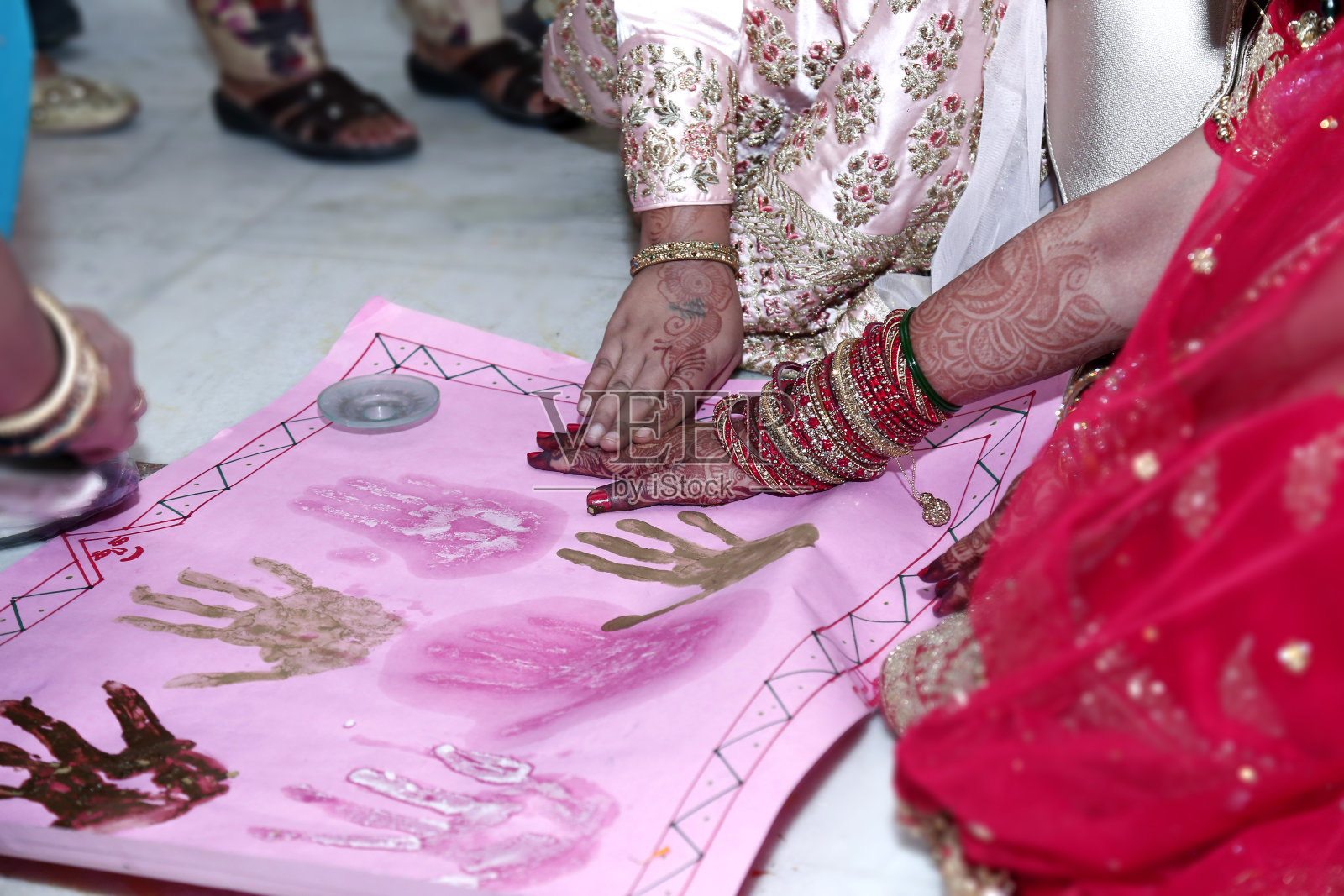 婚礼后的曼海蒂仪式，新郎和新娘的手印在图表纸上照片摄影图片