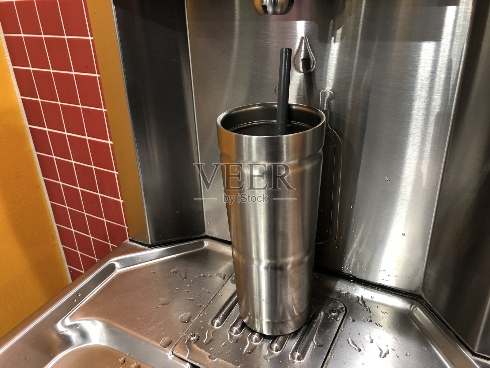 用于灌装可重复使用的容器的水补给站-消除塑料照片摄影图片