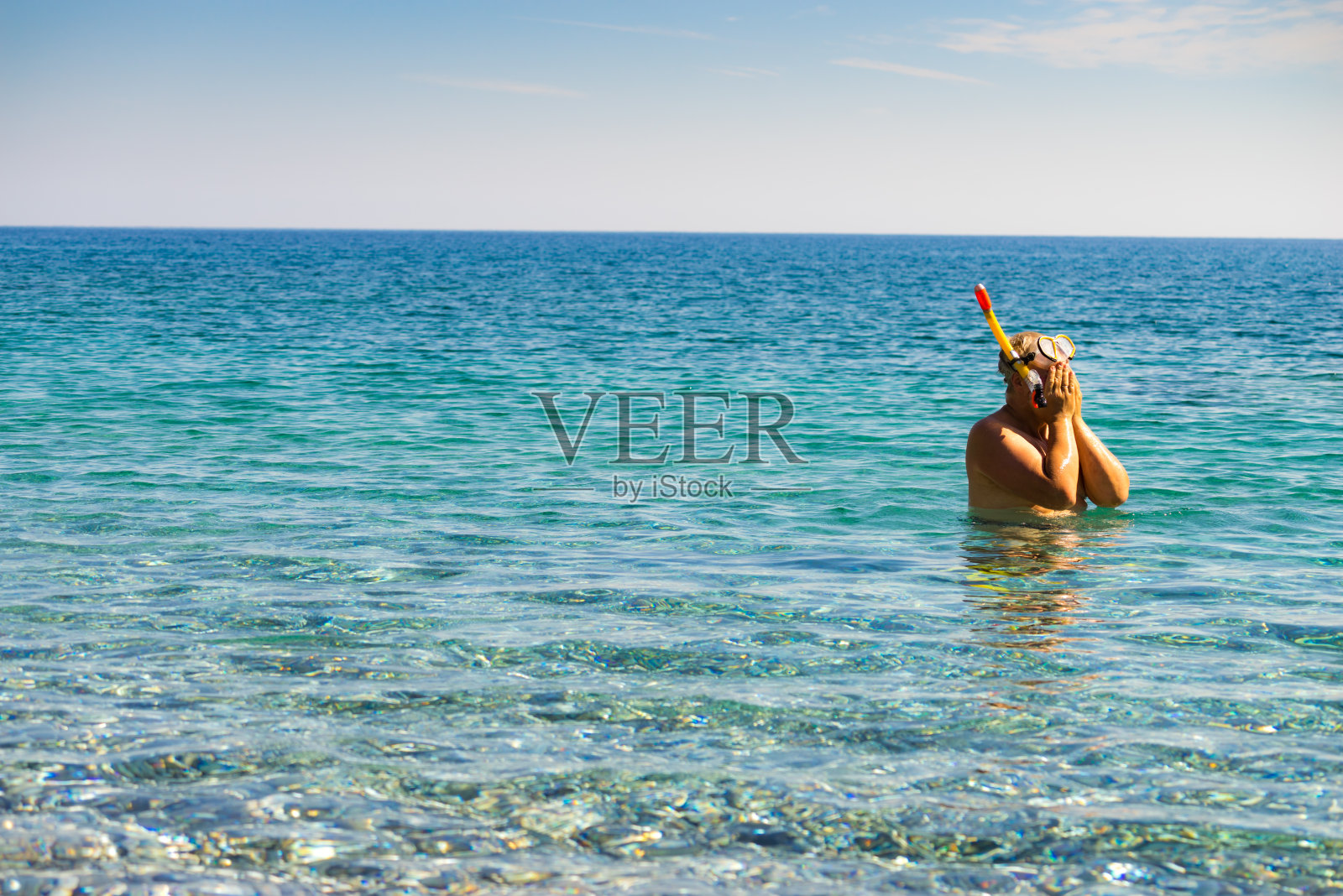 在海里带着浮潜管的人照片摄影图片