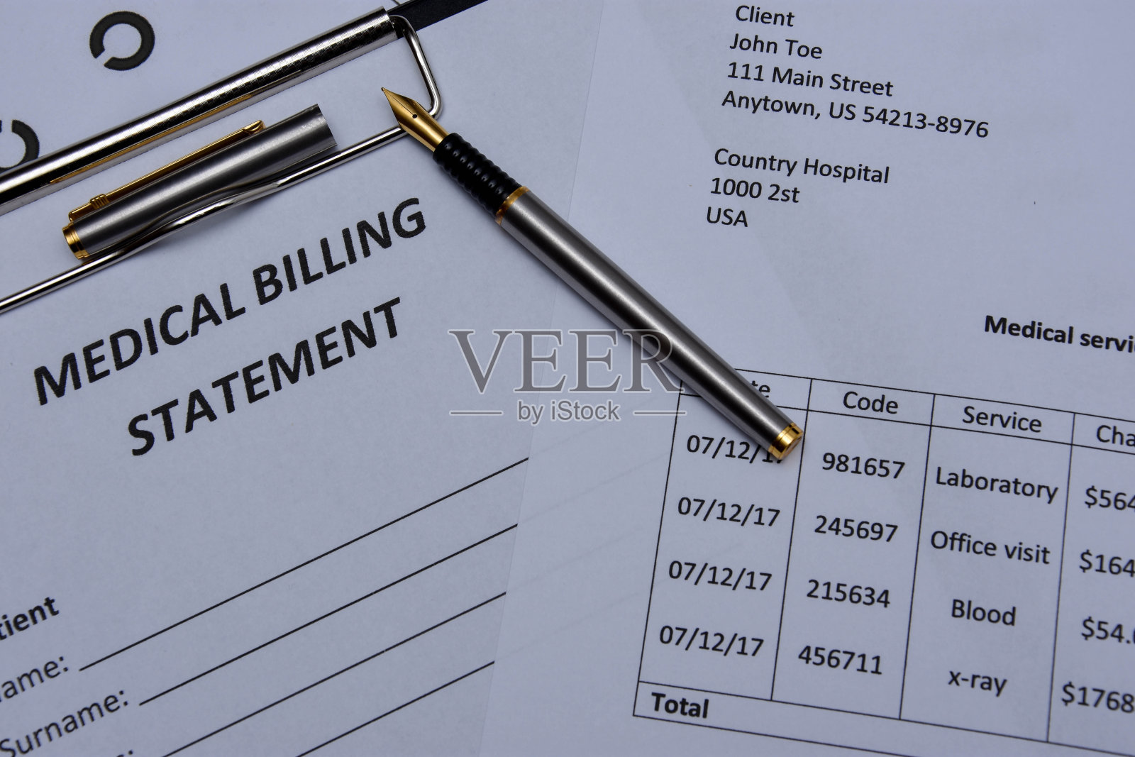 医疗账单和带笔账单照片摄影图片