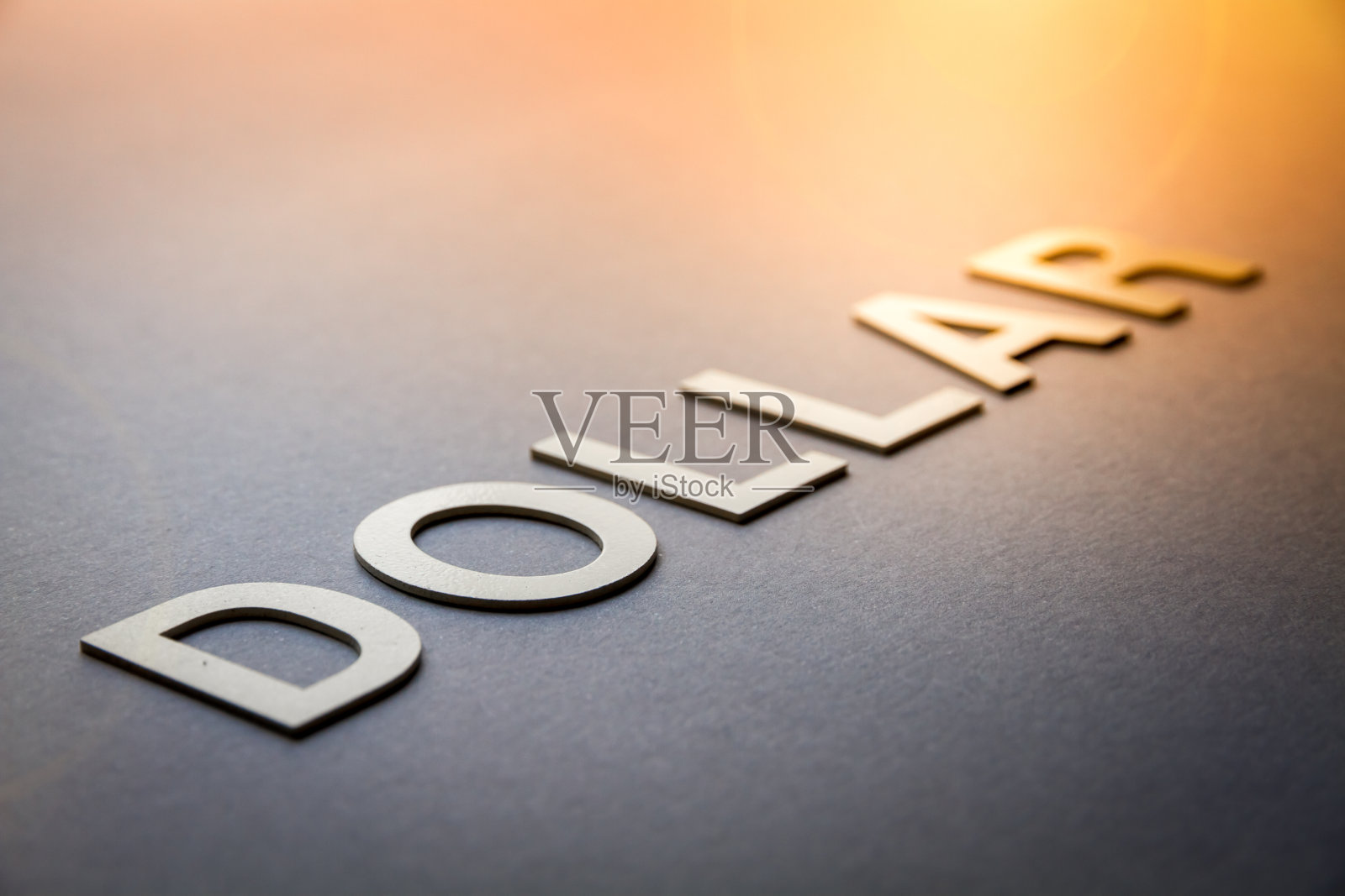 用白色实心字母写的单词美元照片摄影图片