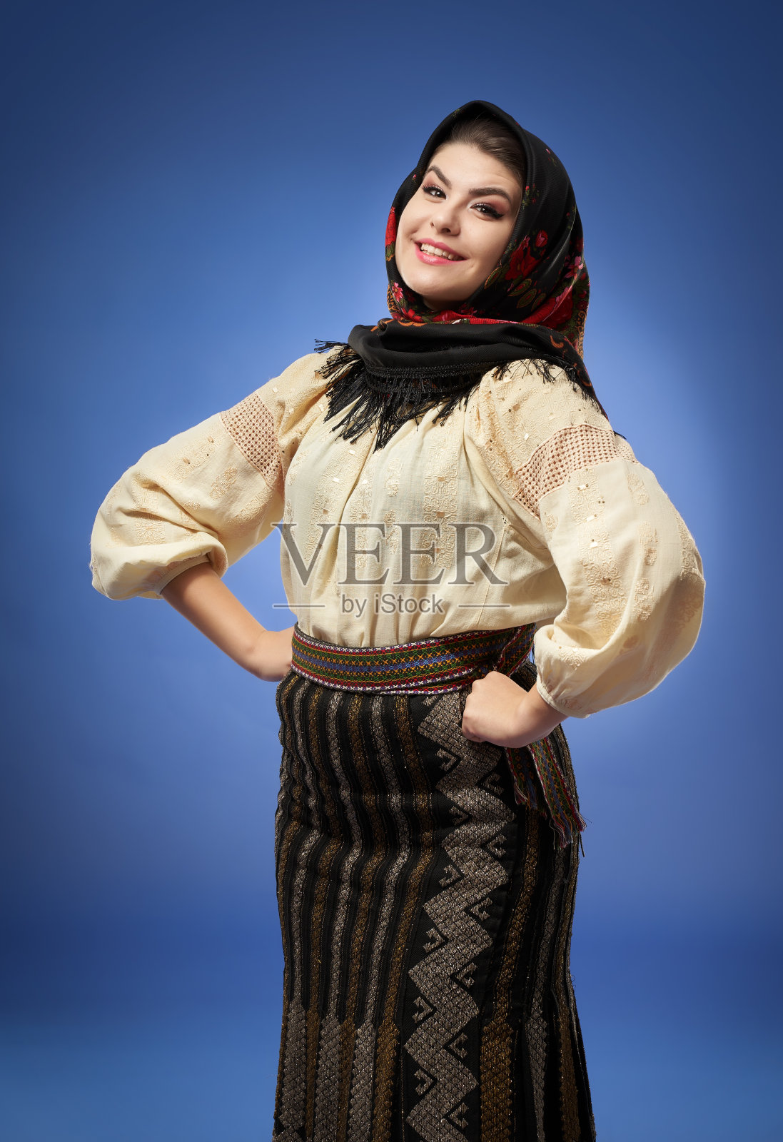 身着传统服装的罗马尼亚女人照片摄影图片