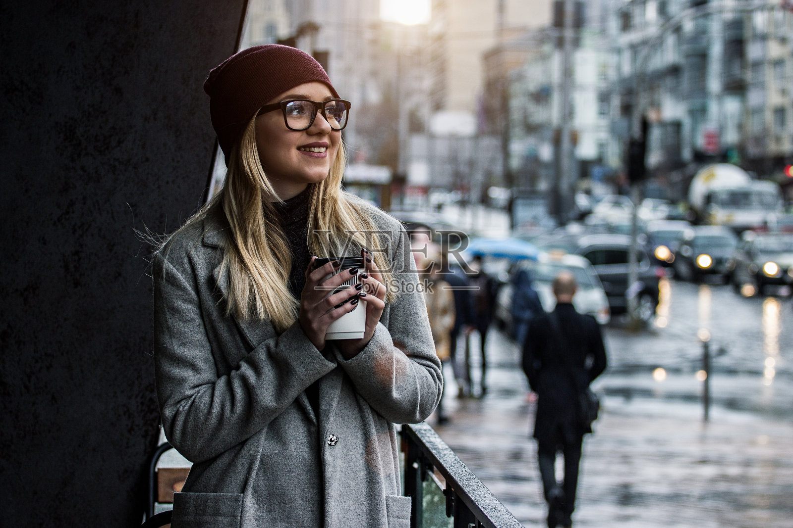 用咖啡享受美好的一天。照片摄影图片