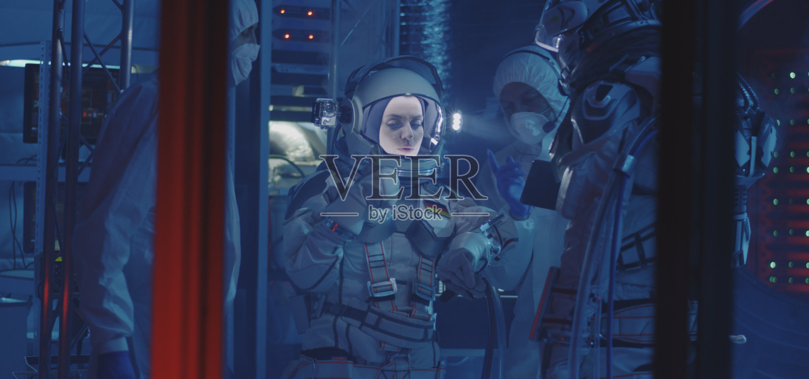 宇航员在实验室测试太空服照片摄影图片