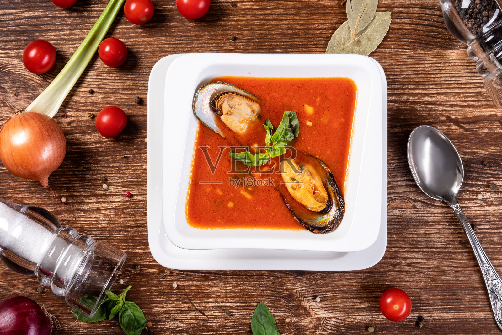 海鲜汤在一个白色的盘子。前视图。照片摄影图片