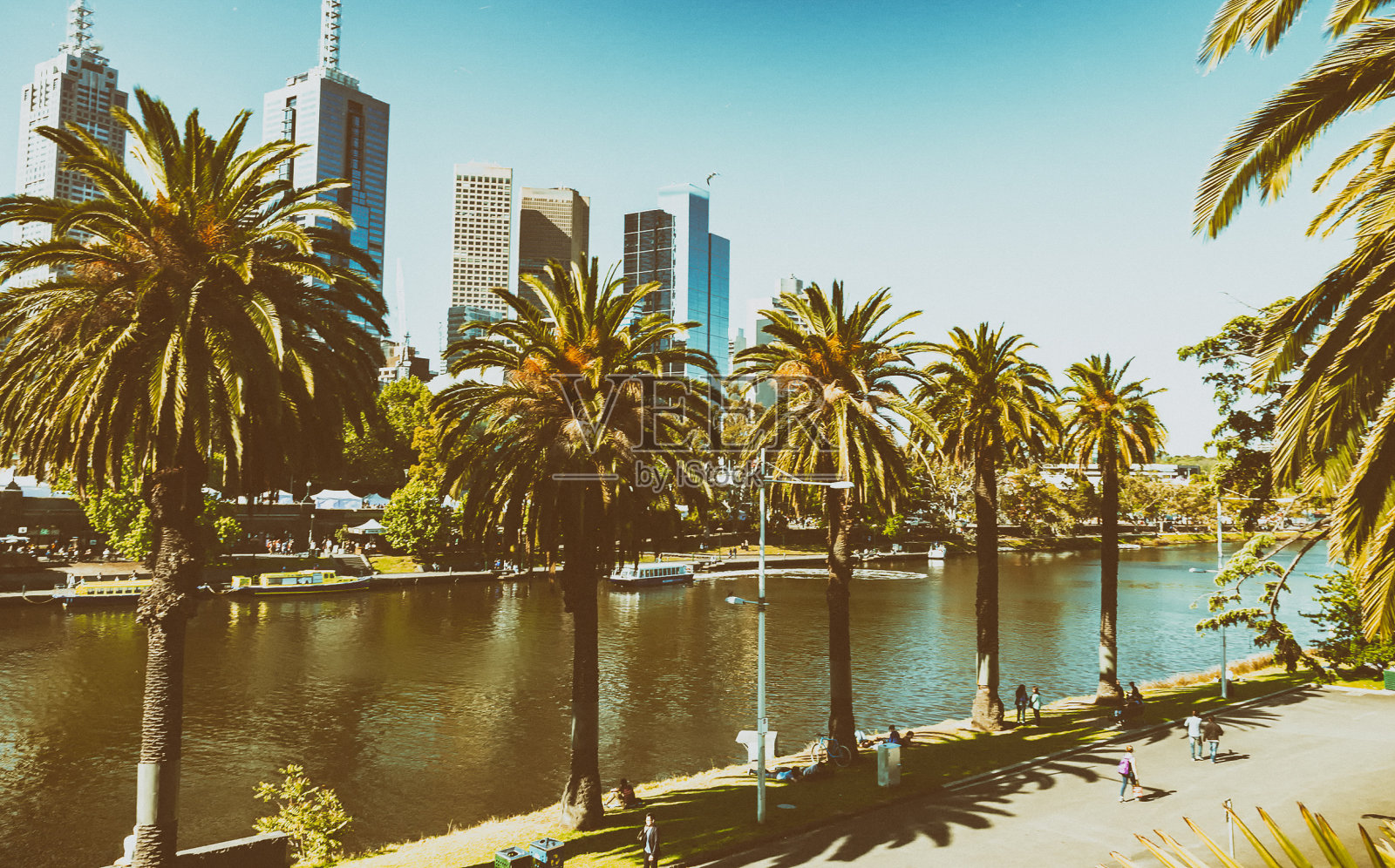 澳大利亚亚拉河沿岸的墨尔本天际线照片摄影图片