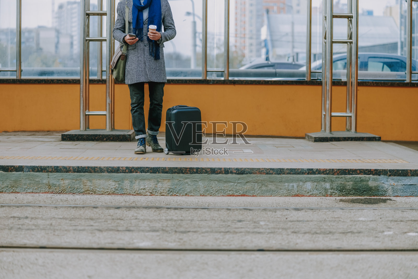 优雅男士手持智能手机和外卖咖啡杯照片摄影图片