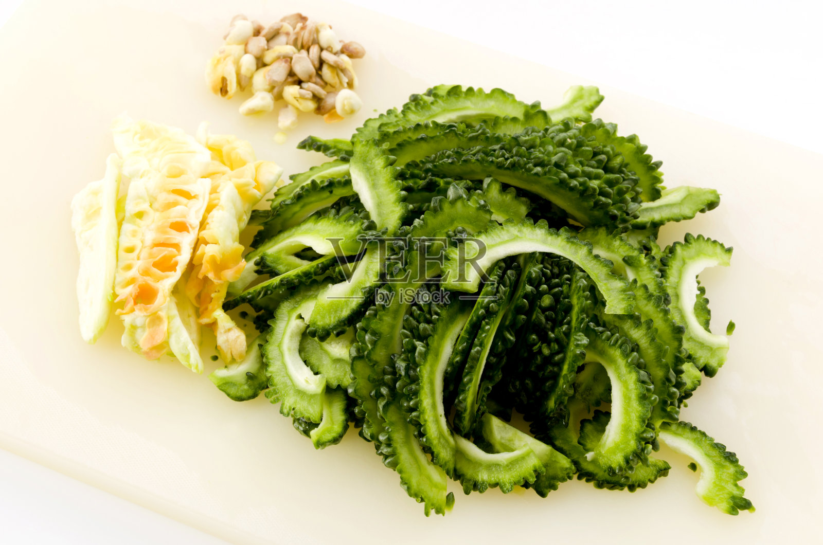 青瓜片。一堆苦瓜片，素菜照片。照片摄影图片