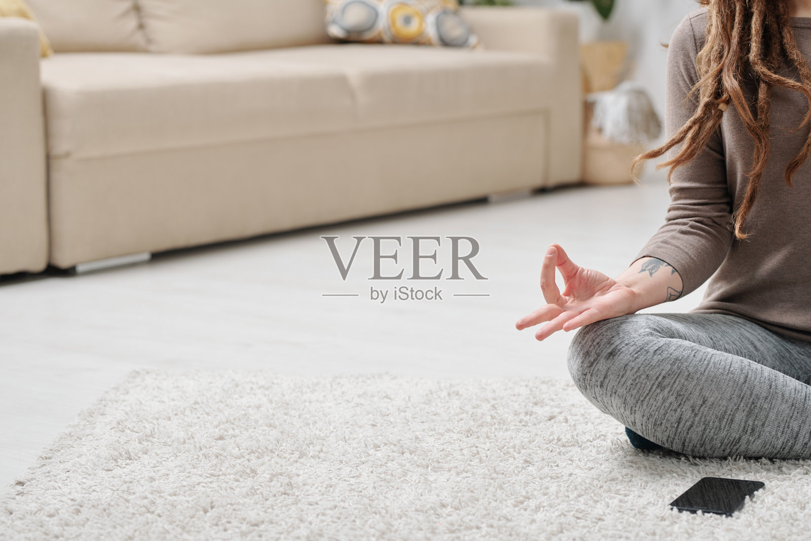 半健康的女孩坐在莲花的姿势在地板上练习瑜伽照片摄影图片