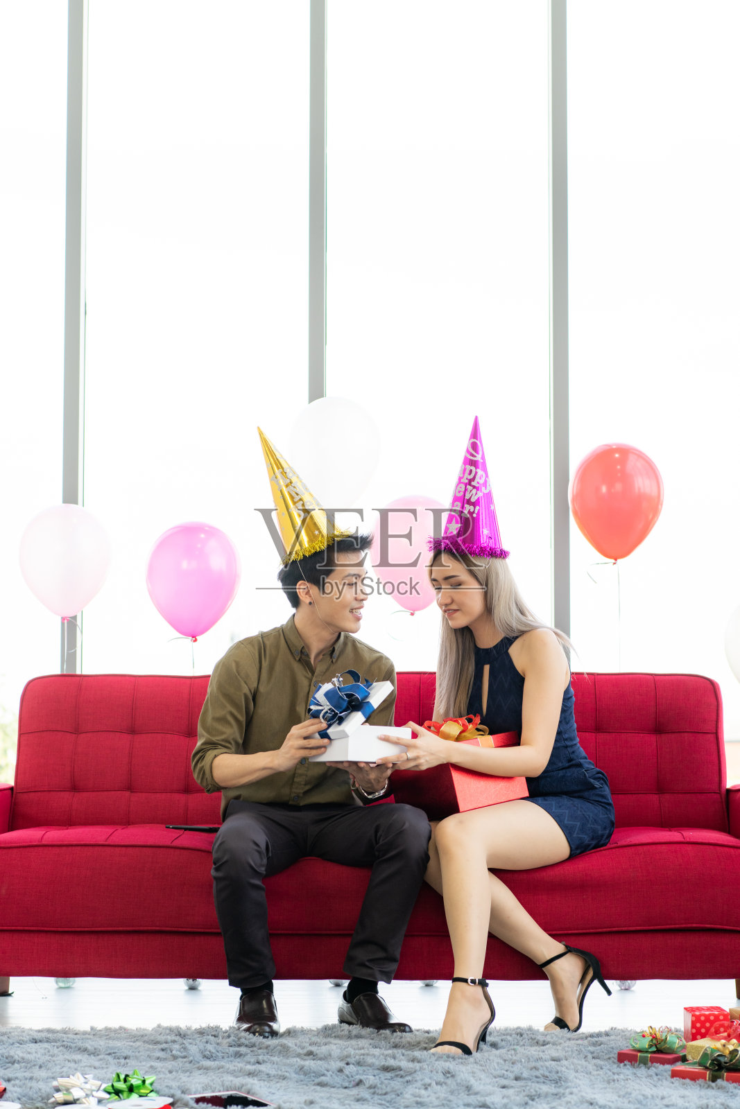 一对年轻夫妇互爱着庆祝新年。照片摄影图片