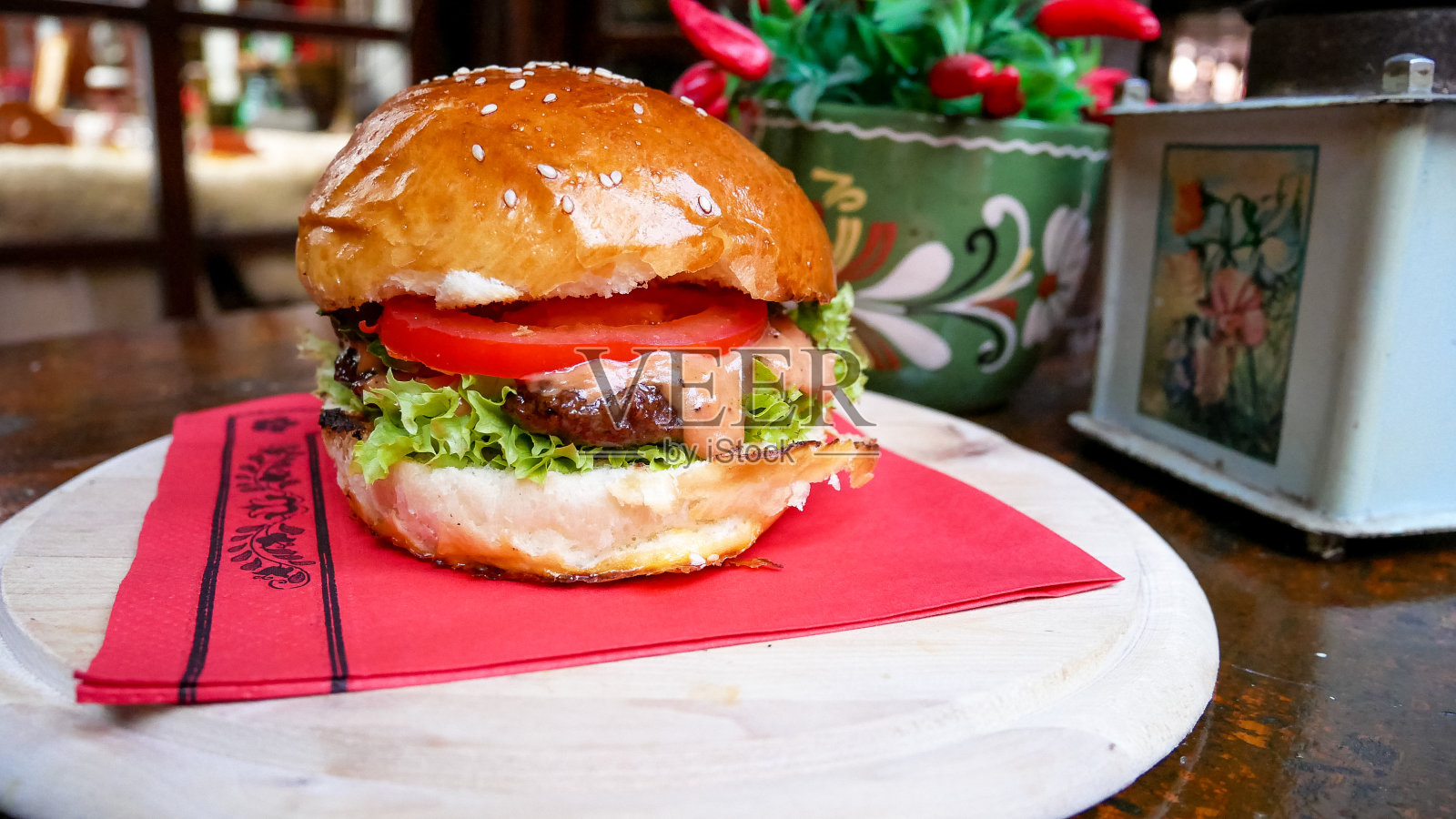 餐馆里的肉汉堡照片摄影图片