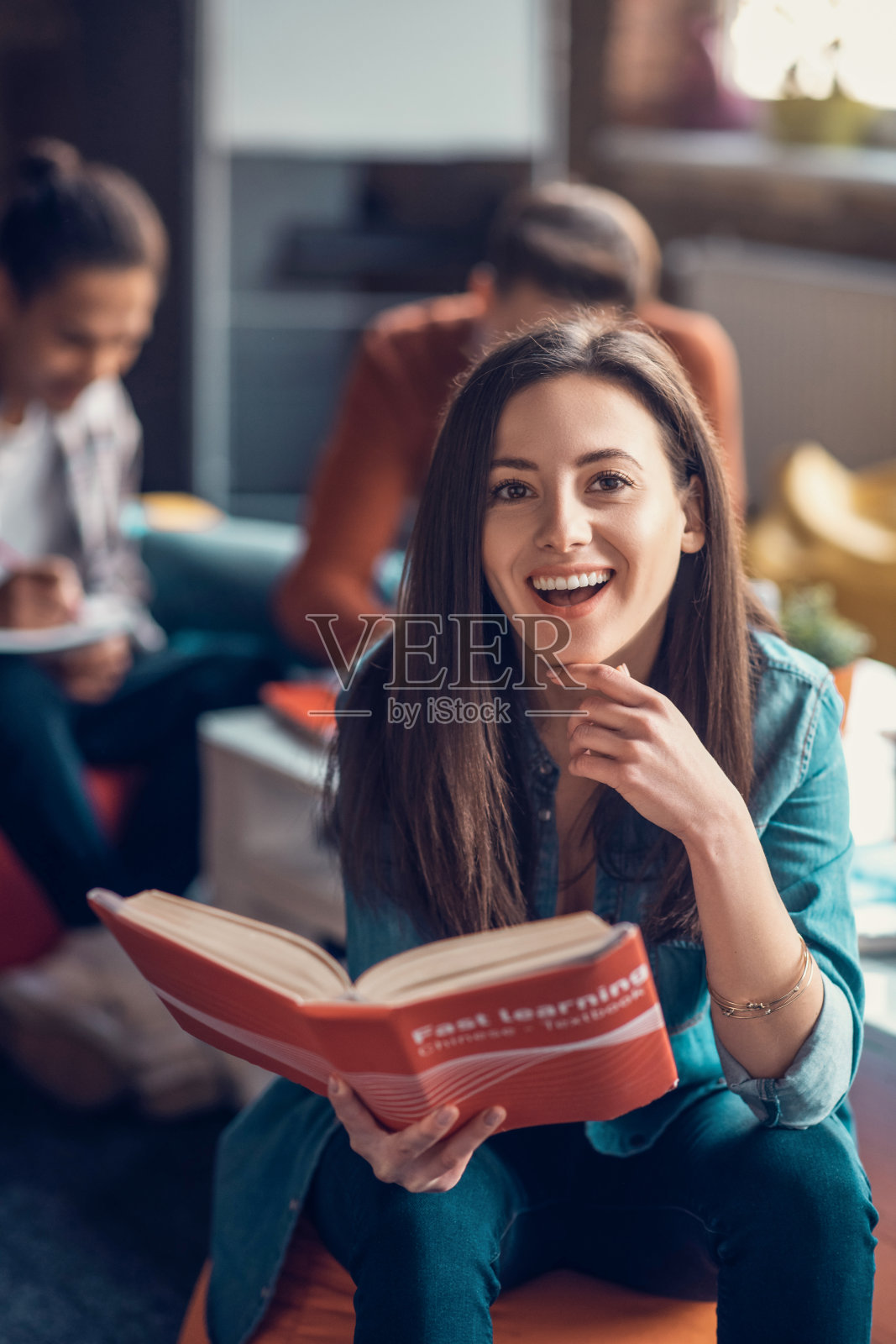 与朋友一起学习的快乐女学生照片摄影图片