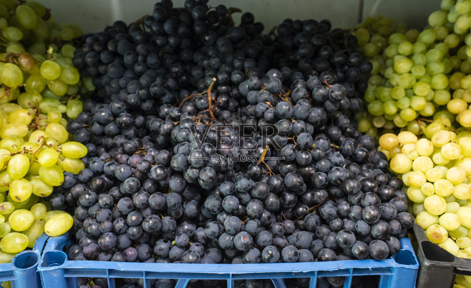 市场货架上的葡萄。照片摄影图片