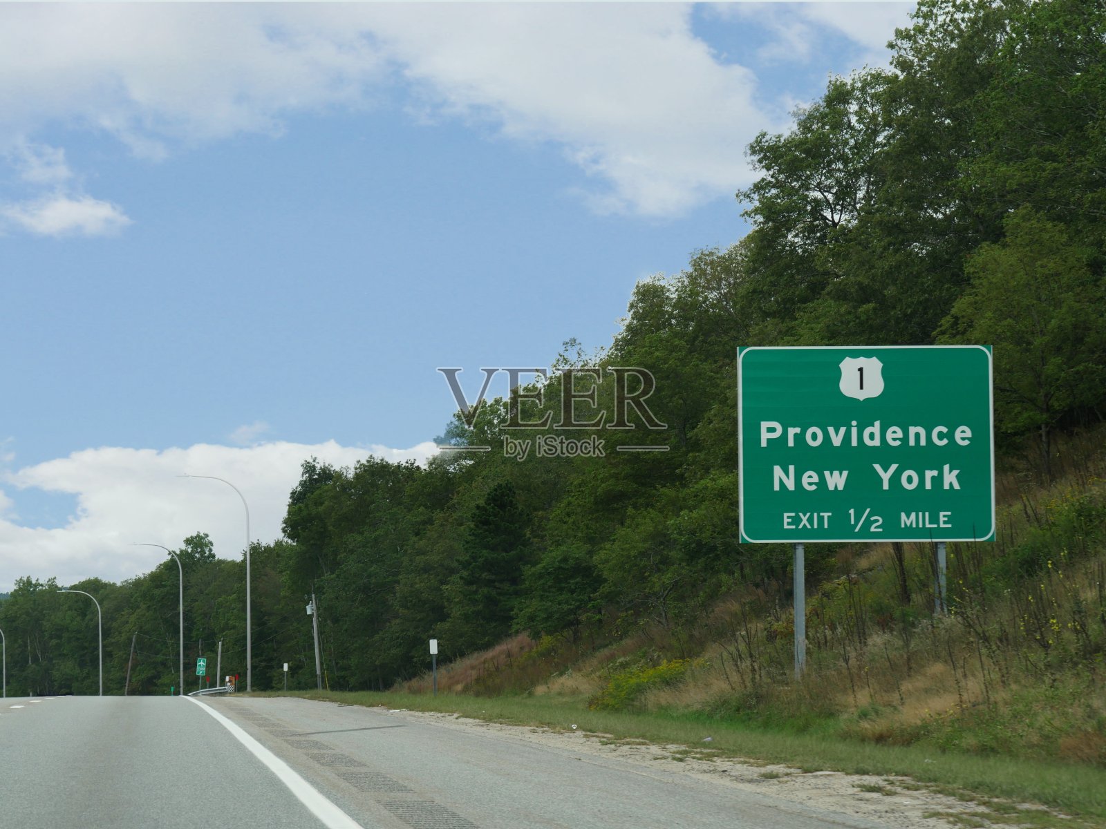 沿着罗德岛的詹姆斯敦路指向省和纽约方向的路标。照片摄影图片