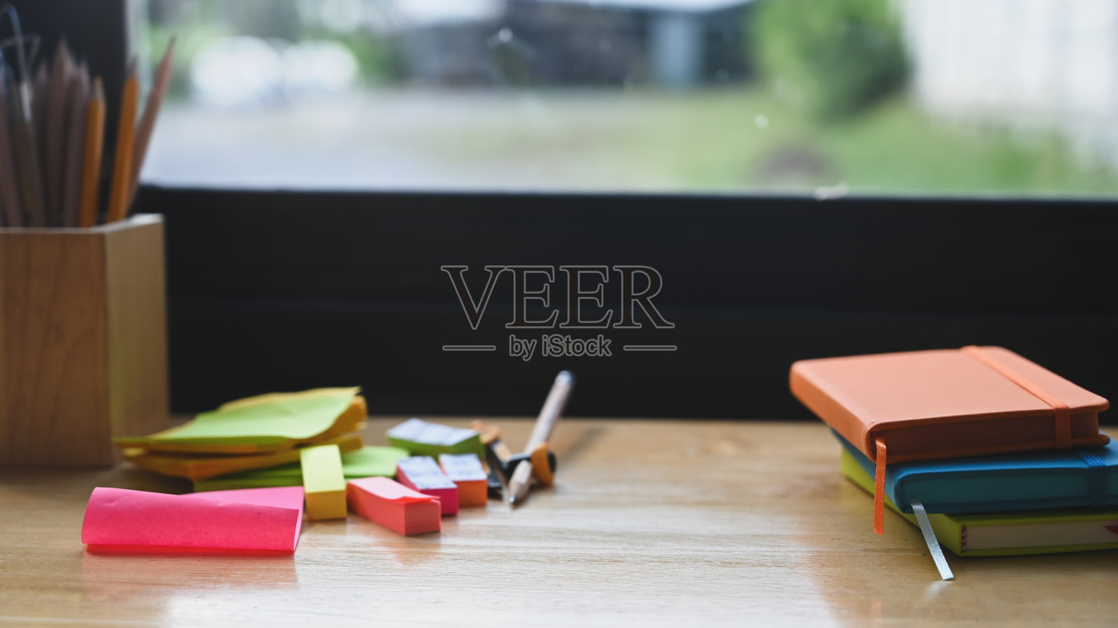 笔记本和便利贴和铅笔放在木桌上。照片摄影图片