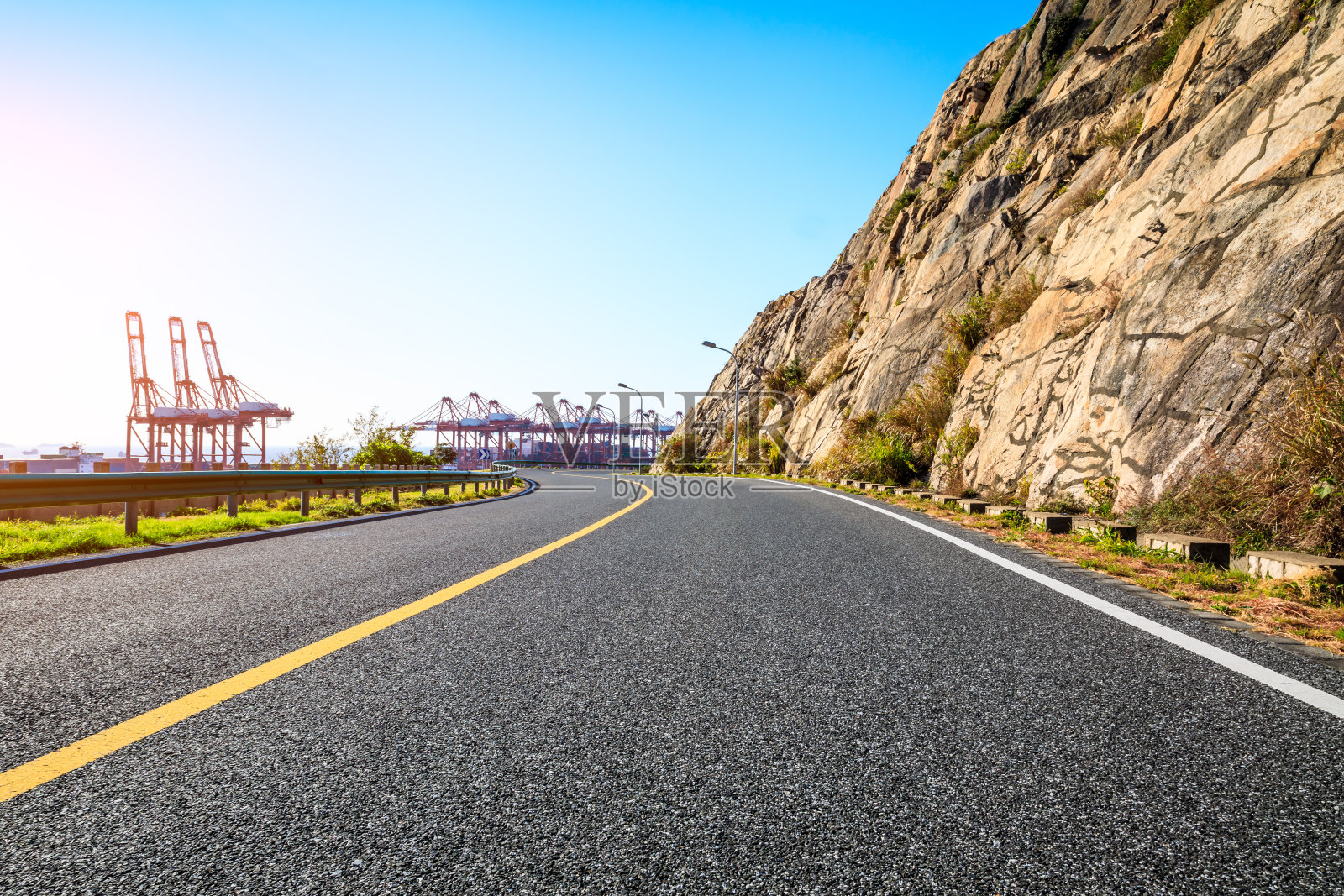 空旷的柏油路和美丽的天空照片摄影图片