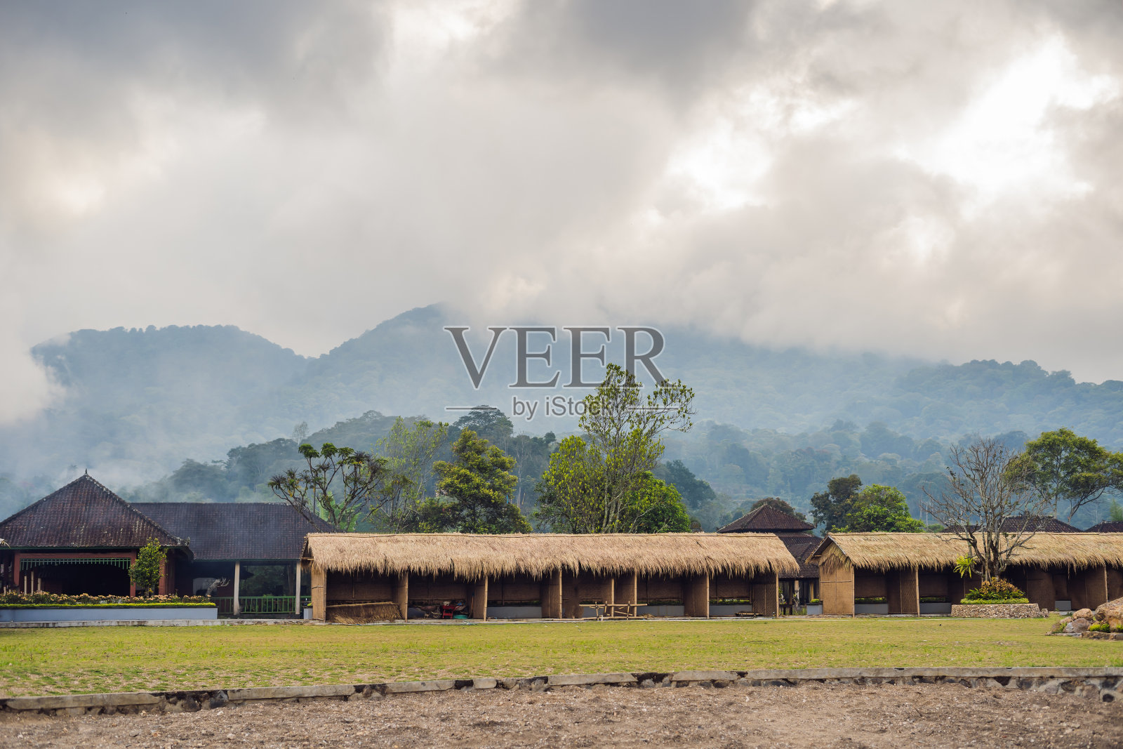 巴厘岛的经典景观，云雾笼罩着群山照片摄影图片