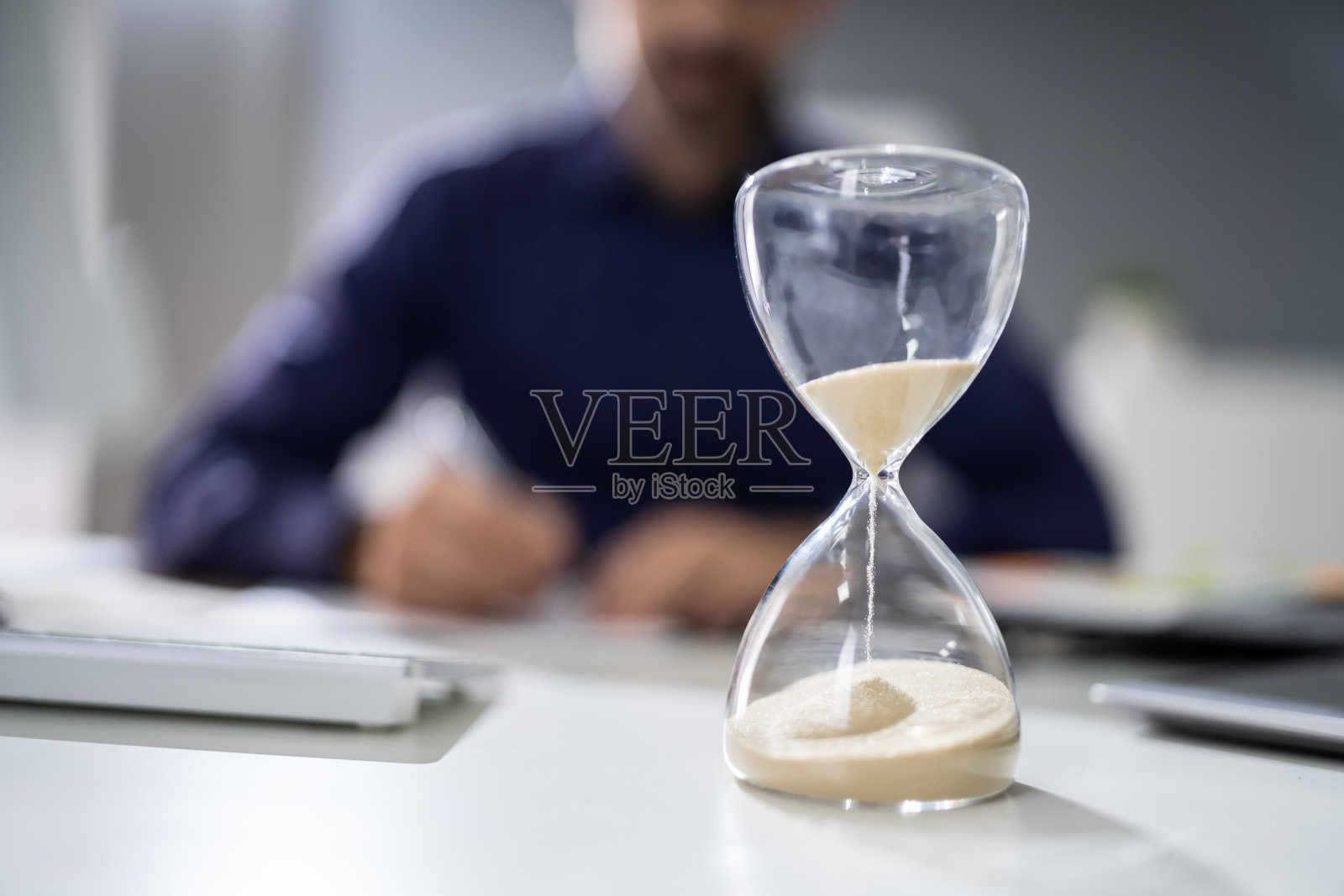 商人在办公室计算发票照片摄影图片