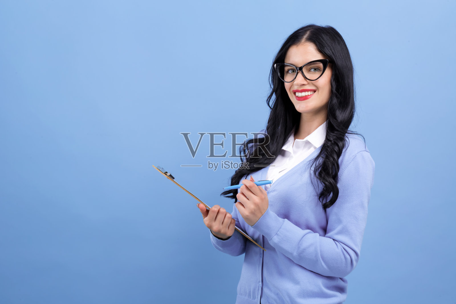 拿着写字板的办公室女职员照片摄影图片