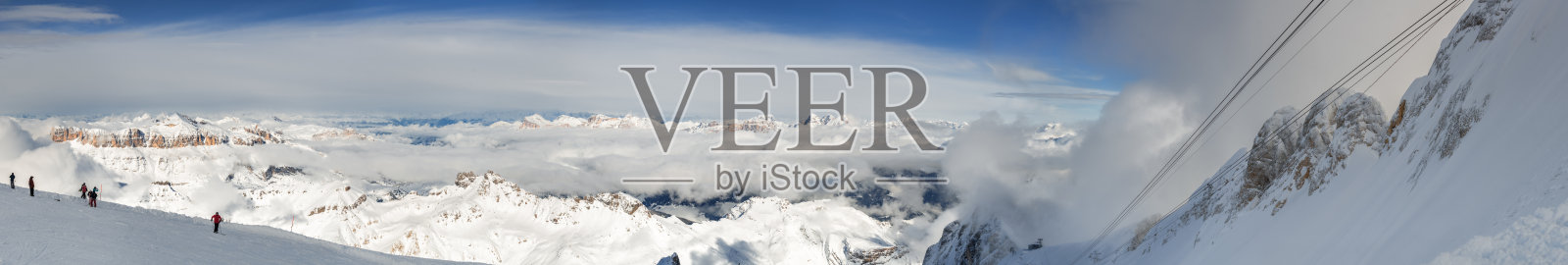 多洛米蒂山脉全景：从阿拉巴的马尔莫拉达冰川眺望照片摄影图片