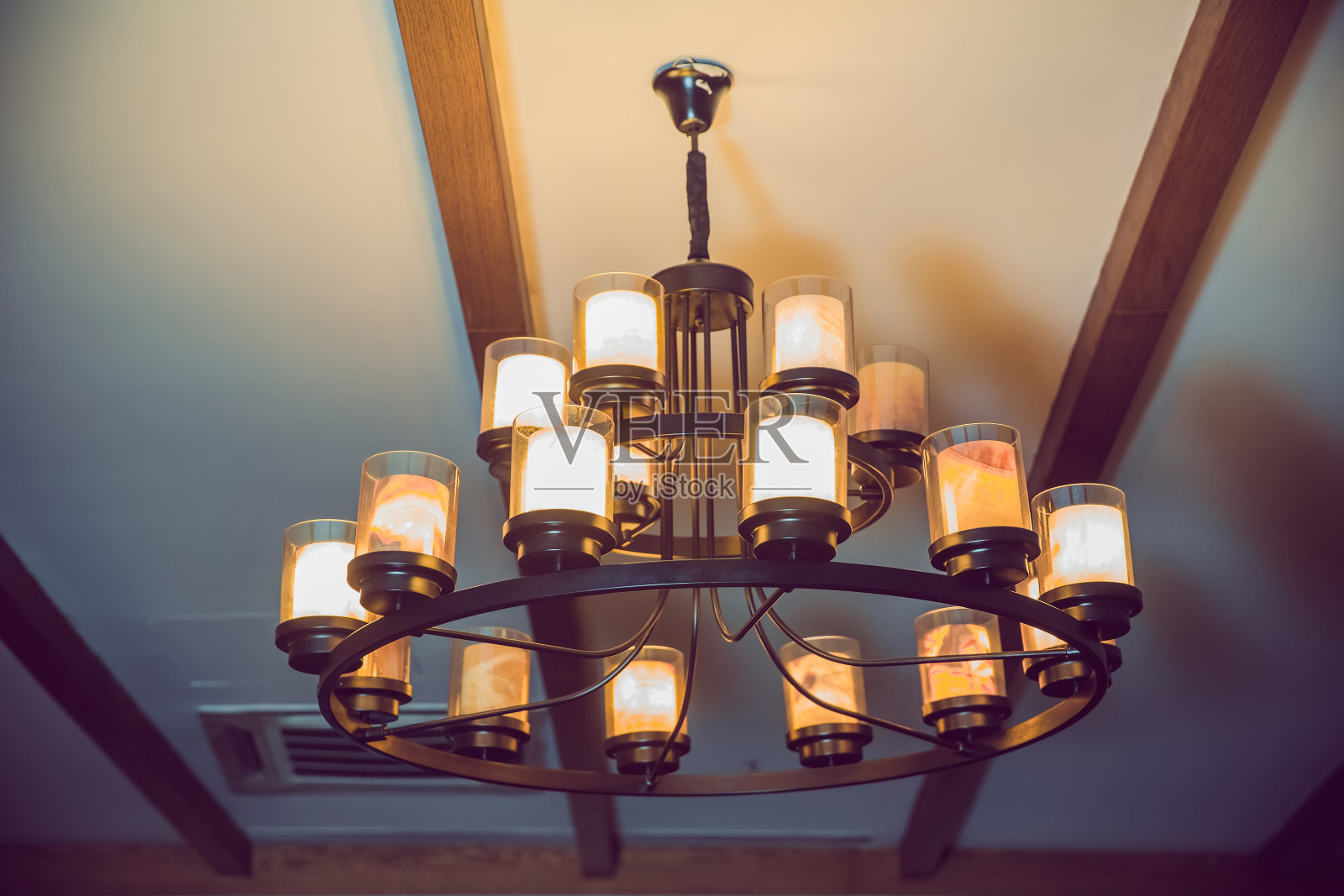 意大利风格的吊灯。老式吊灯。复古顶灯。美丽昂贵的皇家吊灯悬挂在黑暗的房间的天花板上。天花板上的吊灯。照片摄影图片