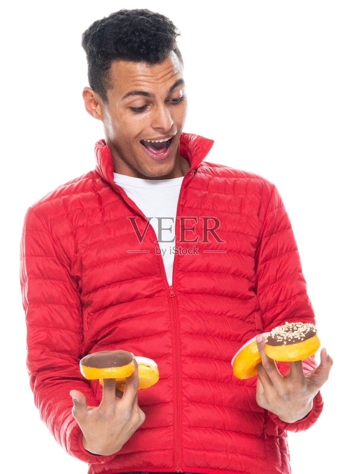 正面图/一人/一人/腰部以上/ 20-29岁的成年人英俊的人的肖像黑色头发/短发非洲裔/非裔人种的男性/年轻男子站着谁是微笑/快乐/愉快/大笑照片摄影图片