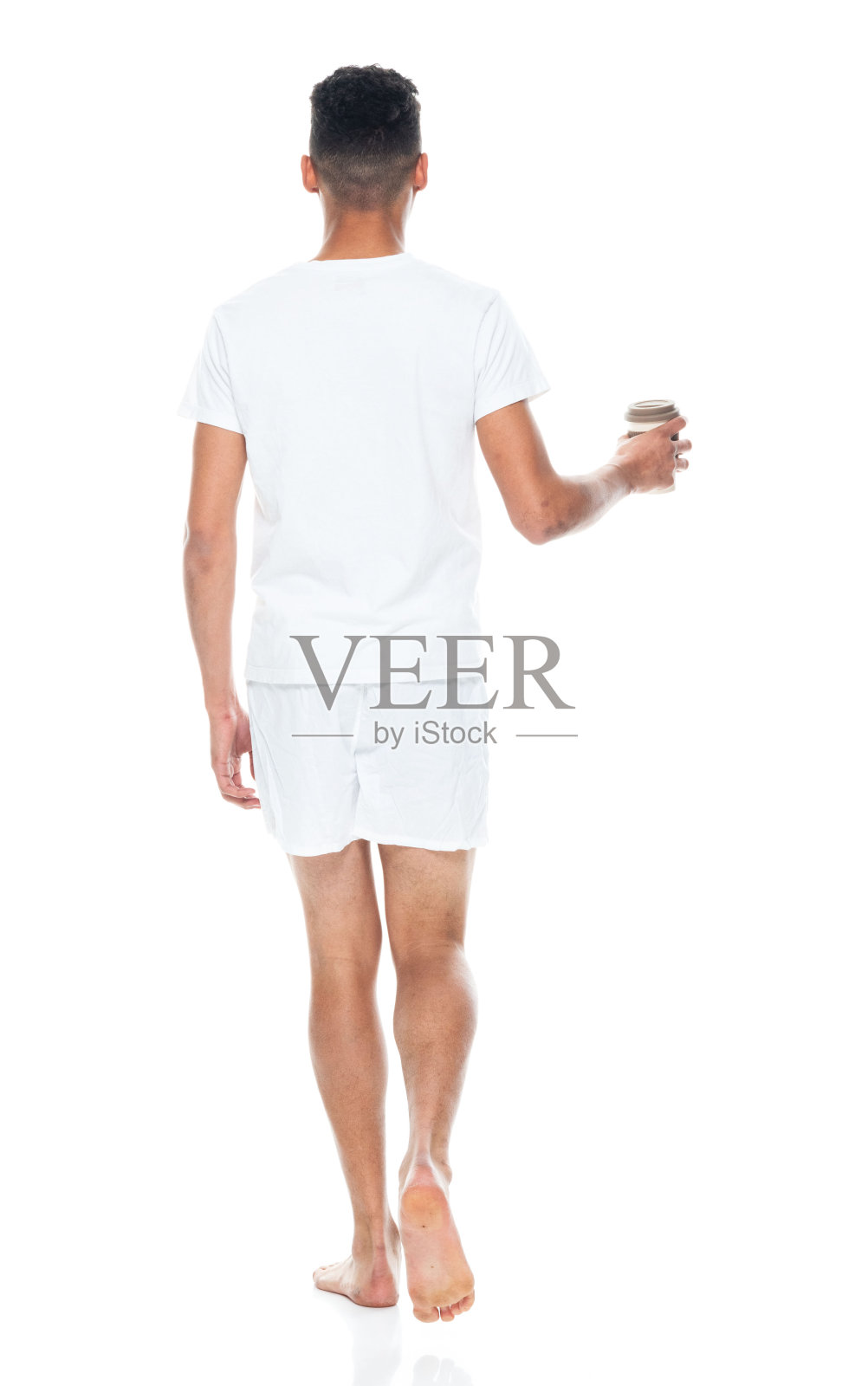 全身/后视图/背部/一人/一人20-29岁的成年人英俊的人黑发/卷发非洲民族/非洲裔/非洲裔男性/年轻男子走路穿t恤/衬衫/四角短裤/内衣照片摄影图片