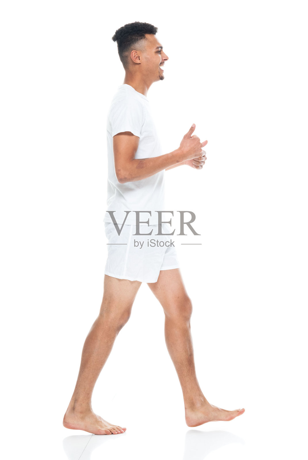 全身/侧视图/侧面视图/一人/一人20-29岁的成年人英俊的人黑发/卷发非洲民族/非洲裔民族的男性/年轻男子走谁是微笑/快乐/愉快/大笑照片摄影图片