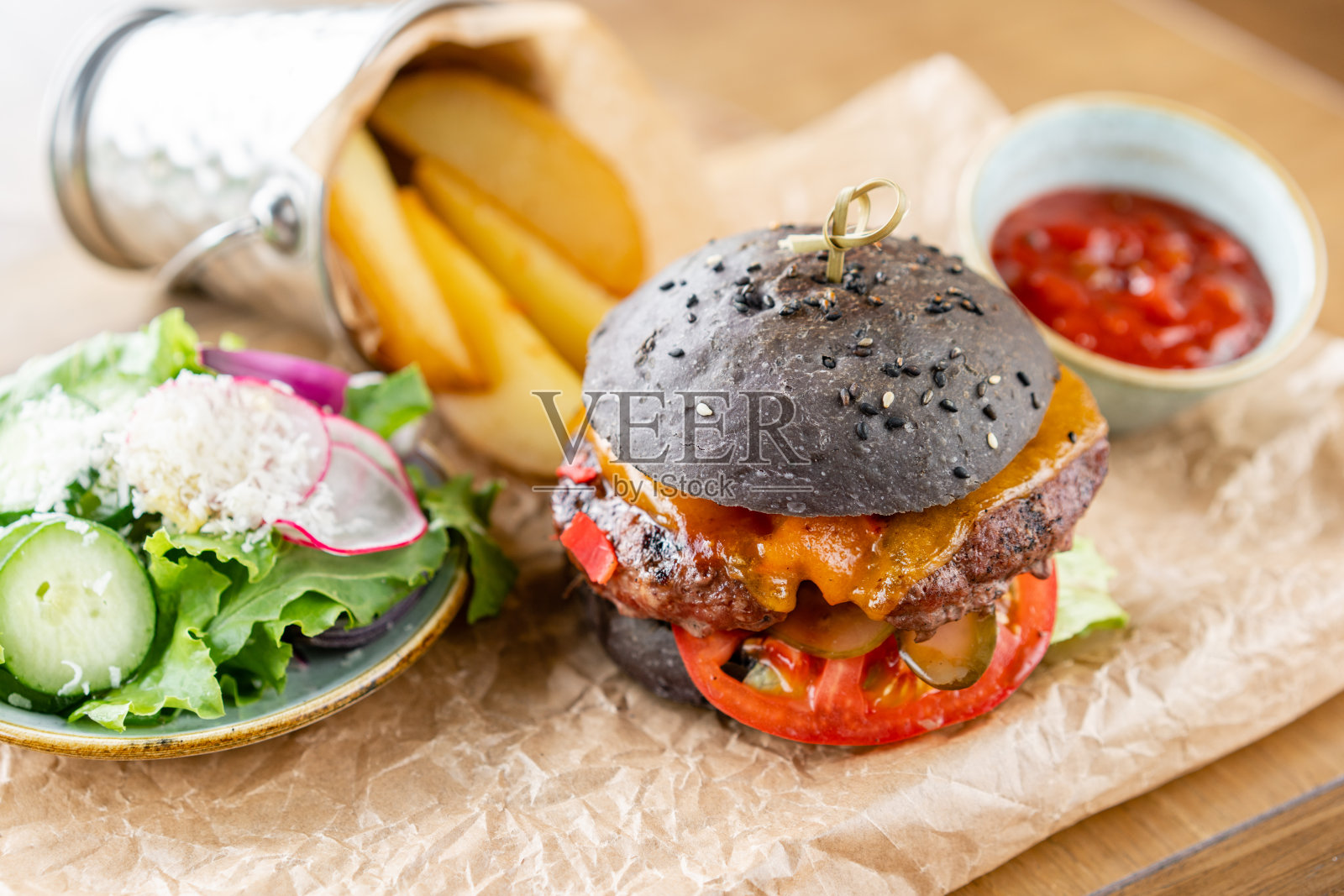 搭配生菜、番茄、薯条和融化奶酪的芝士汉堡照片摄影图片