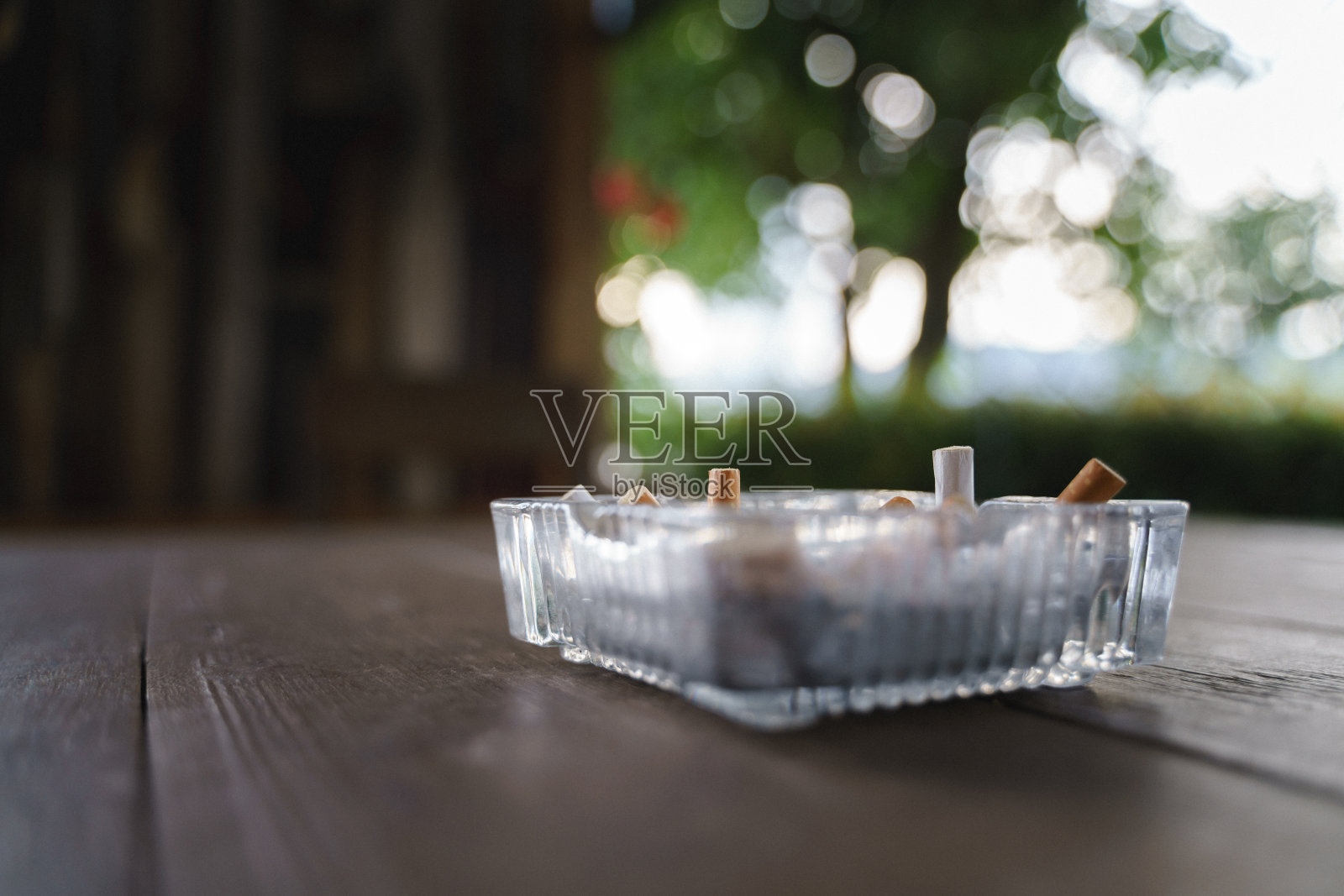 眼镜烟灰缸照片摄影图片