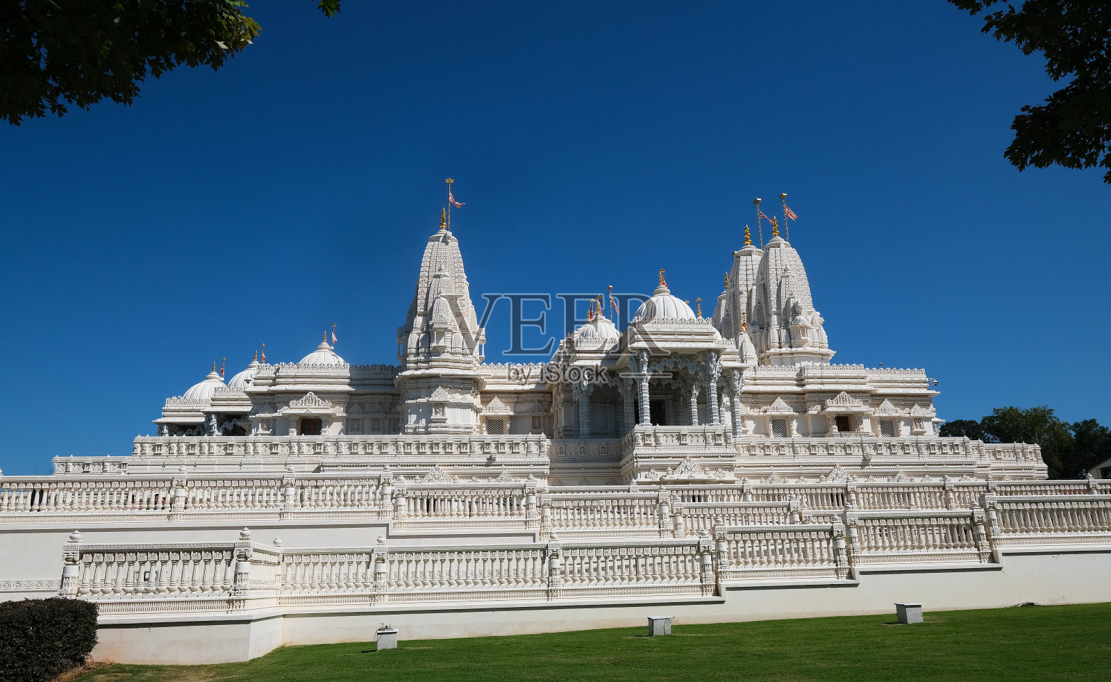 绿色草坪上的印度庙照片摄影图片