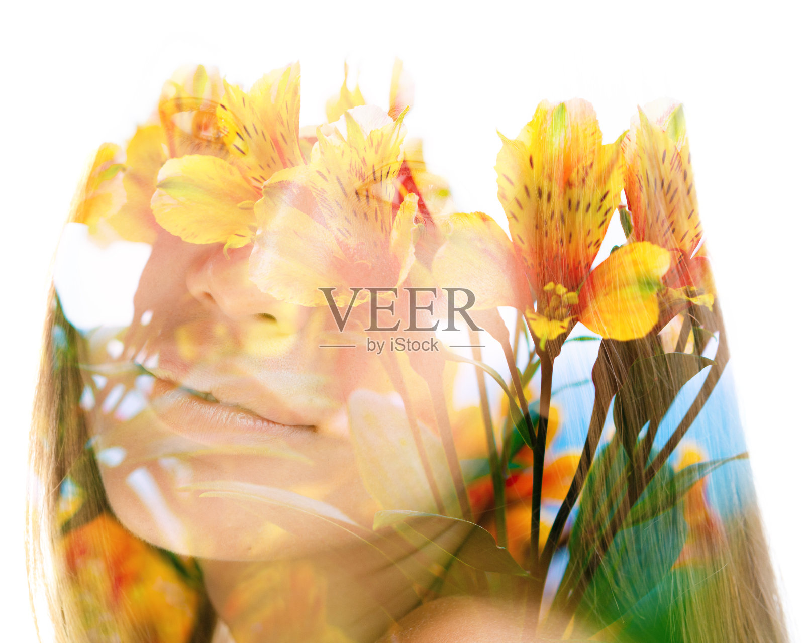 双重曝光的近距离肖像，一个年轻漂亮的女人交织着明亮的树叶和鲜花的一个充满活力的热带树照片摄影图片