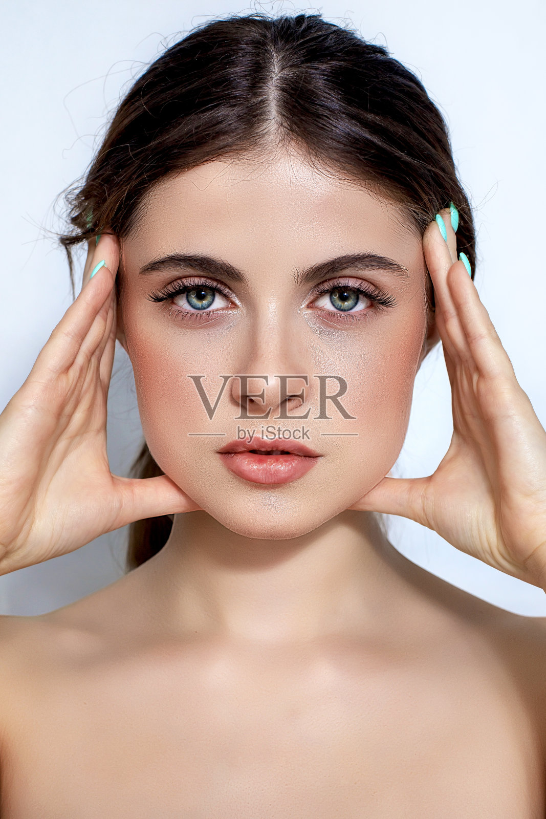 漂亮的年轻女子，有着干净完美的皮肤。照片摄影图片