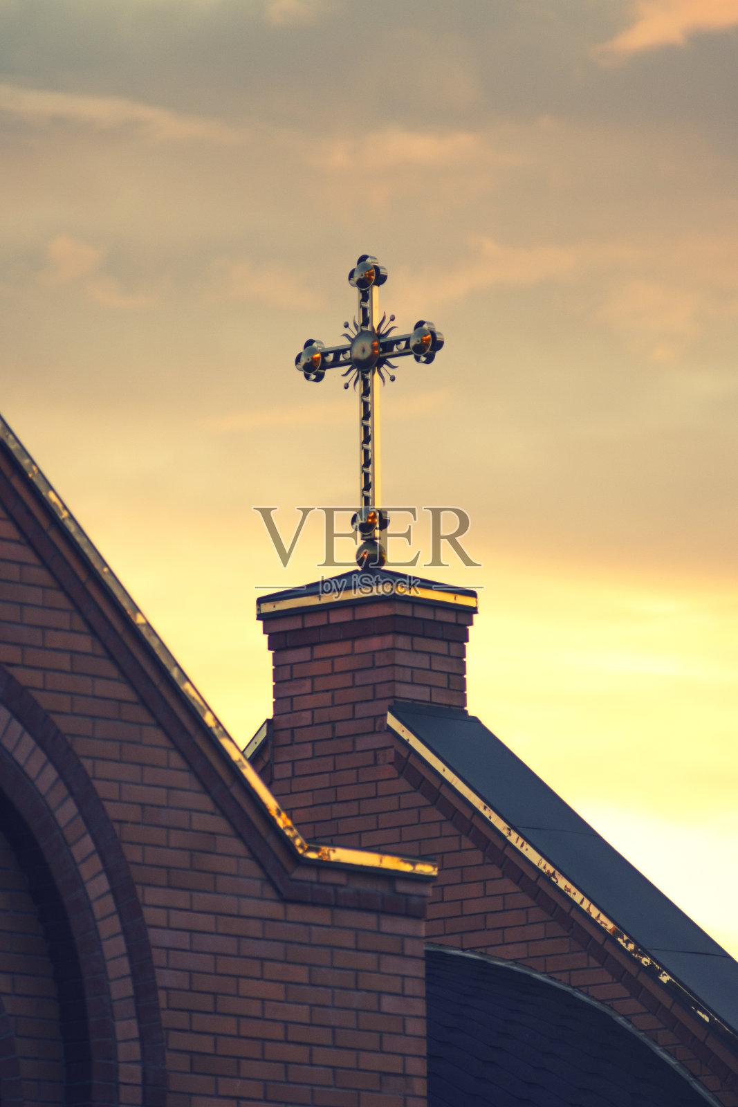 东正教堂的屋顶，天空下有一个十字架照片摄影图片