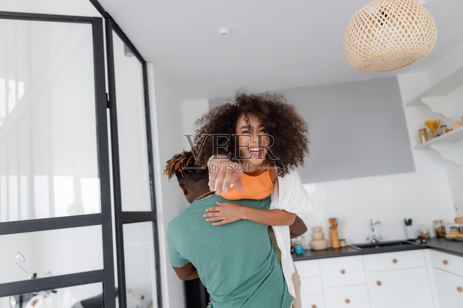 肩上扛着快乐女士的非裔美国男子照片摄影图片