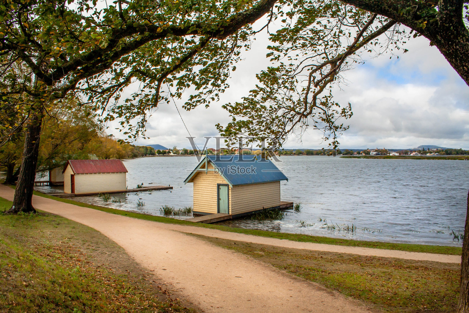 在维多利亚巴拉瑞附近的温杜里湖红色和蓝色的船坞中景照片摄影图片