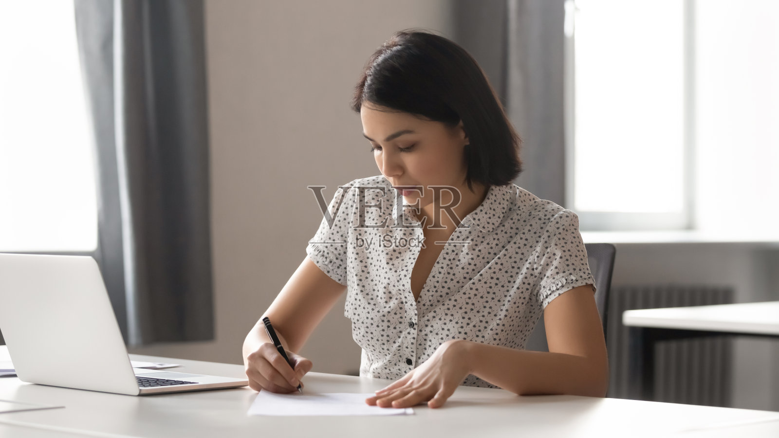 专注于亚洲女商人签署文件，写笔记照片摄影图片