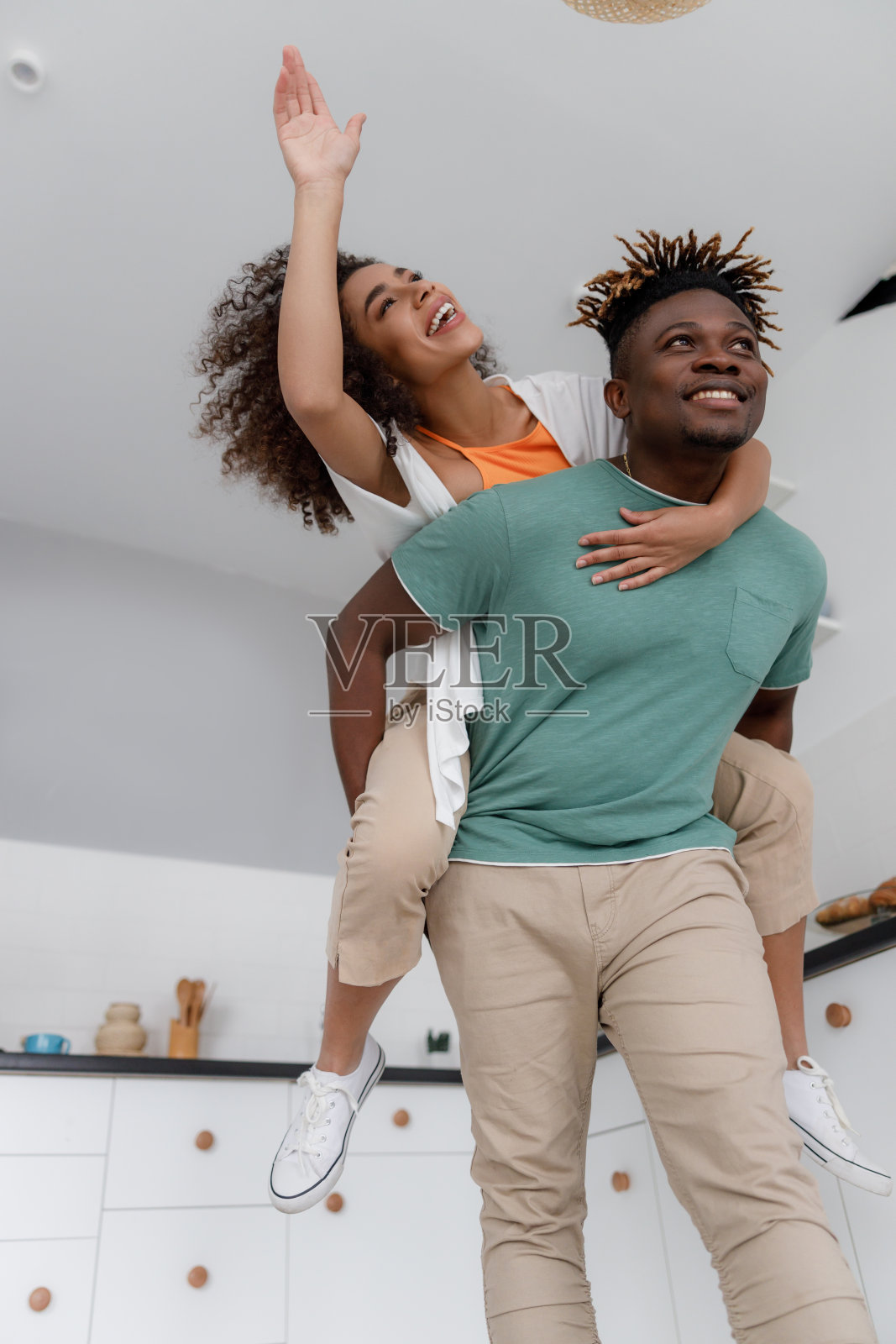 快乐的非裔美国男人给女士骑小猪照片摄影图片